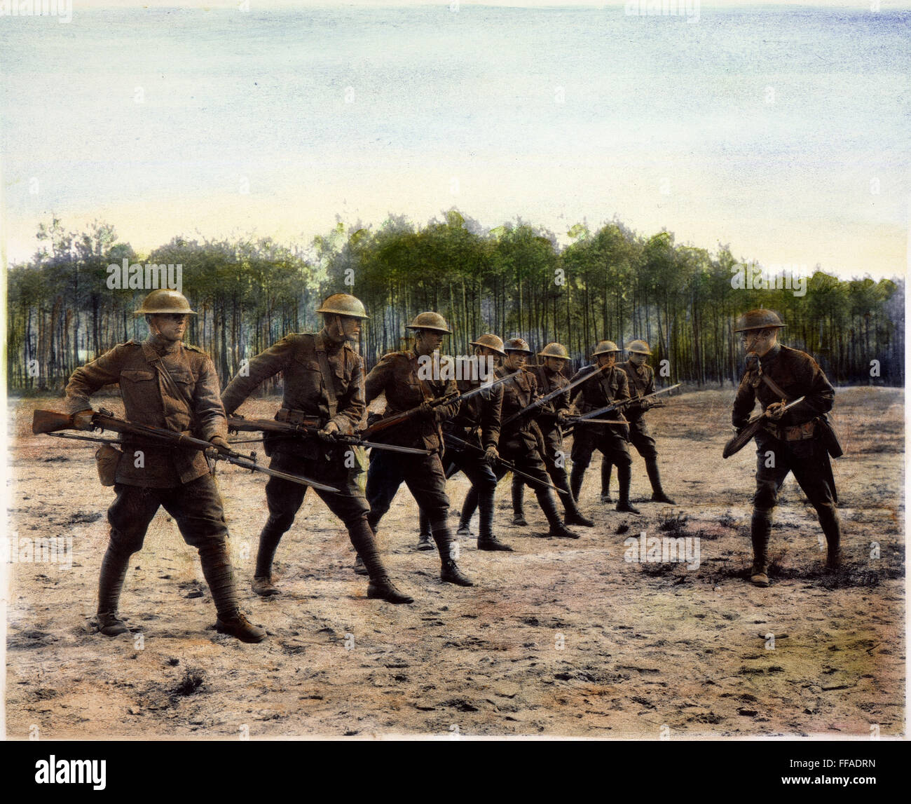 WWI: Bajonett Bohrer. / nSoldiers der 329th Infanterie-Regiment 83. Division, US-Armee im Bajonett Bohren an Le Mans, Frankreich: Öl über ein Foto aufgenommen im Oktober 1918, kurz vor dem Ende des ersten Weltkrieges. Stockfoto