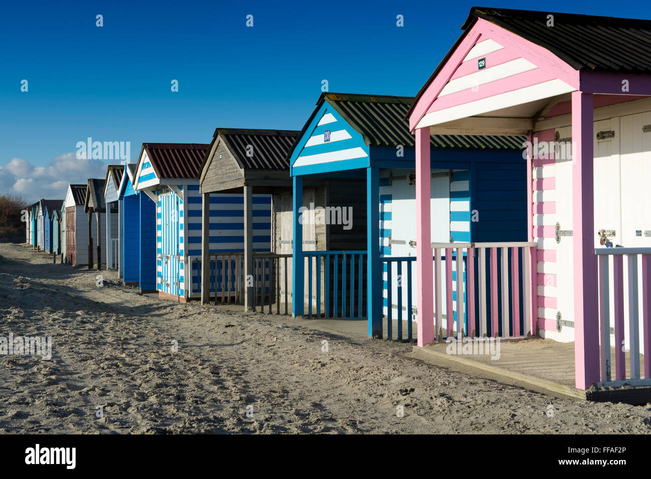 Farbenfrohe Strandhütten an einem sonnigen Winternachmittag an der West Wittering, West Sussex, Großbritannien Stockfoto