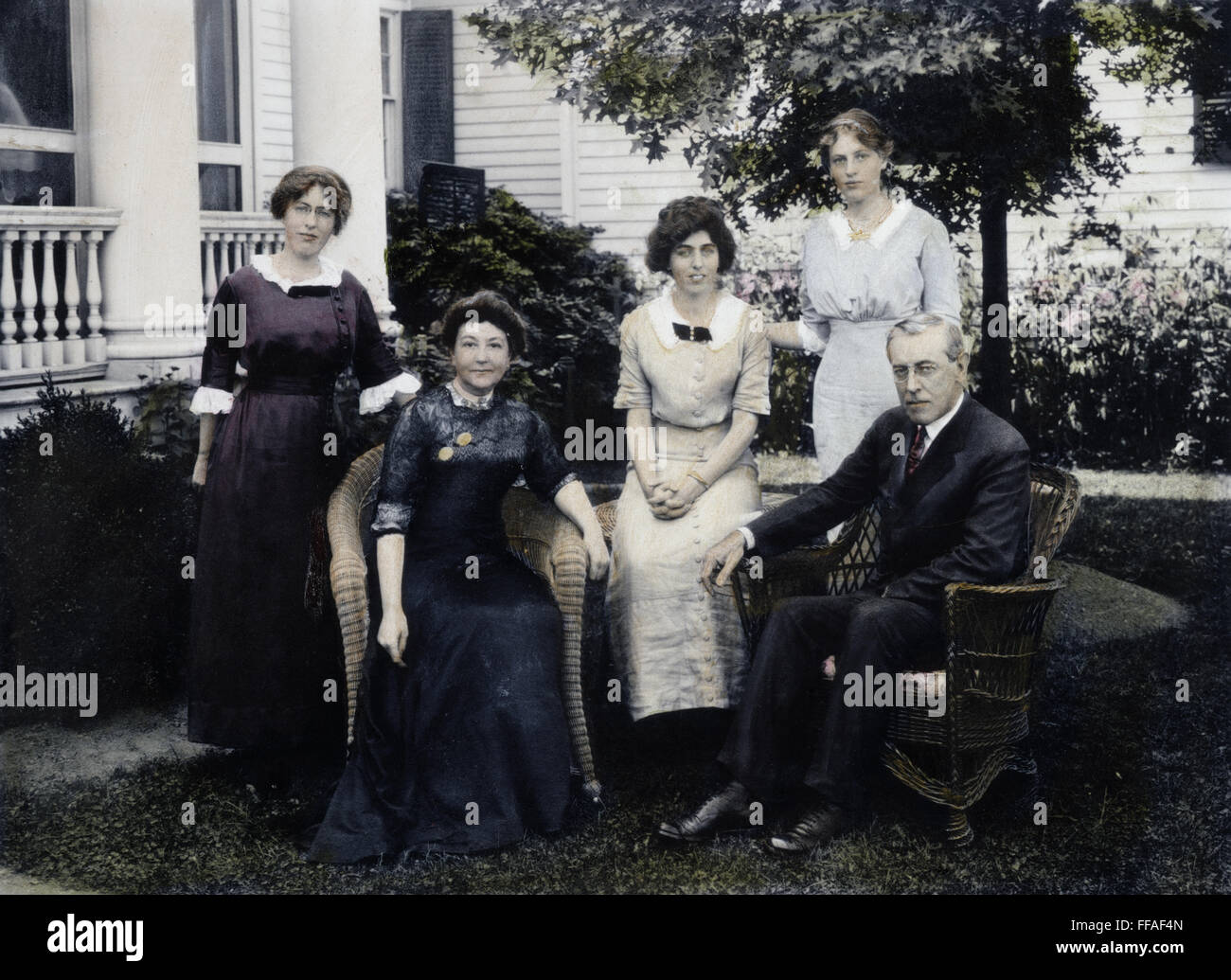 WOODROW WILSON FAMILIE. /nLeft nach rechts: Frau Wilson, Eleanor, Jessie, Margaret und Gouverneur Wilson: Öl über ein Foto, 1912. Stockfoto