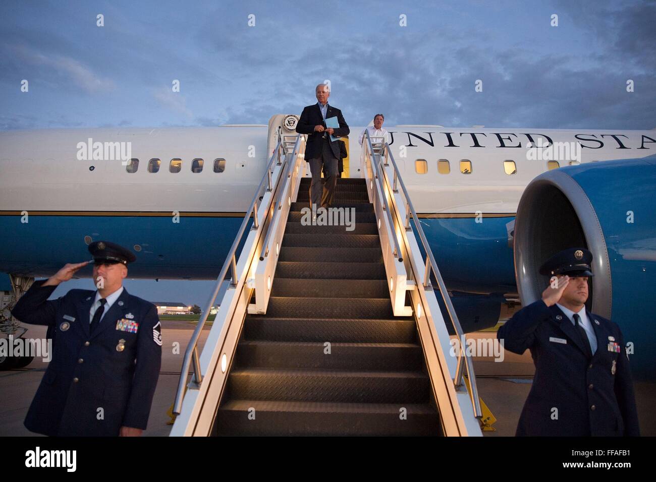 US-Vizepräsident Joe Biden läuft hinunter die Treppe des Air Force Two New Castle County Flughafen 23. August 2013 in Wilmington, Delaware. Stockfoto