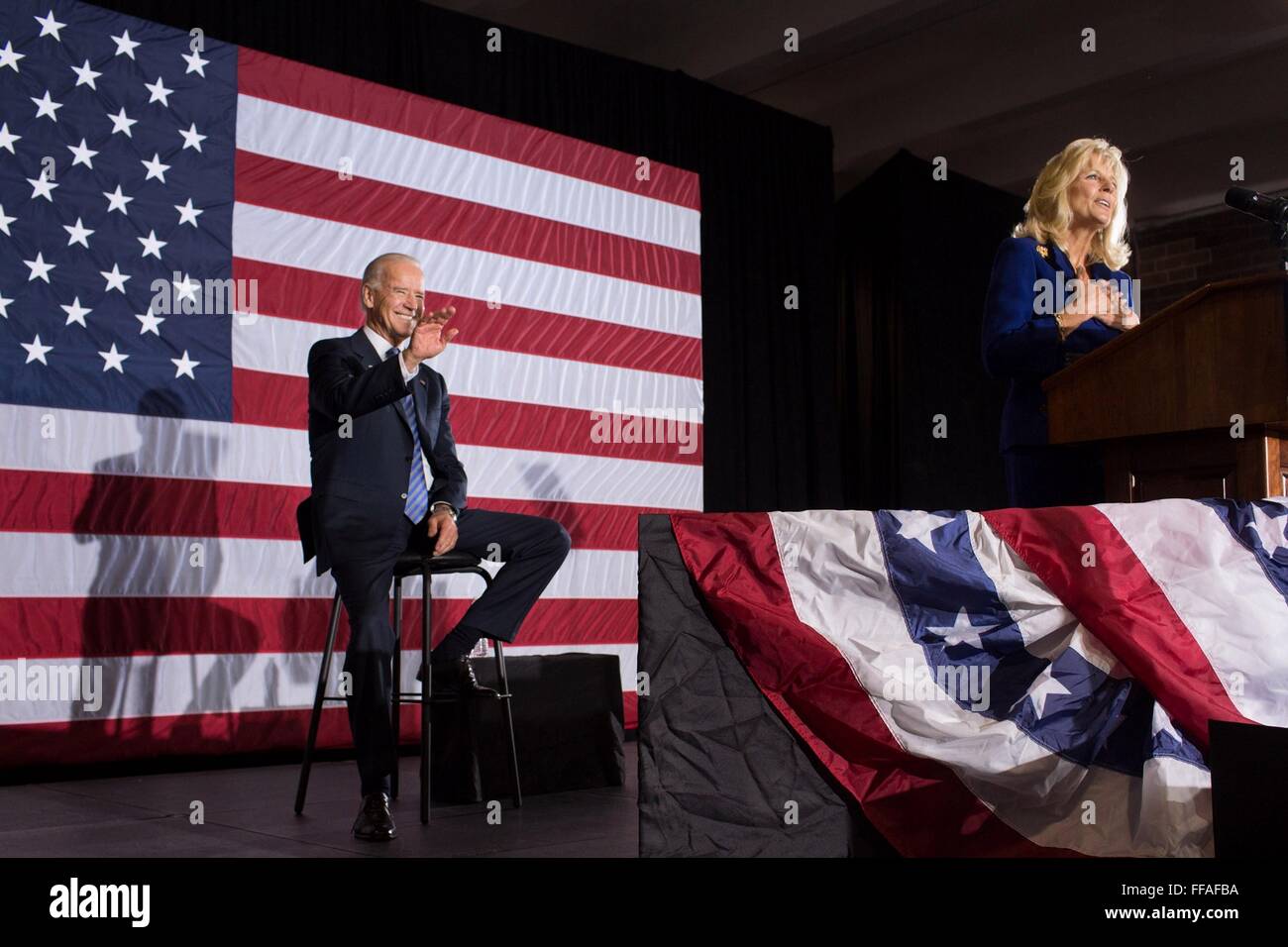 US-Vizepräsident Joe Biden Lächeln und Wellen wie seine Frau, Dr. Jill Biden, stellt ihn bei einer Veranstaltung 27. Oktober 2012 in Lynchburg, Virginia. Stockfoto