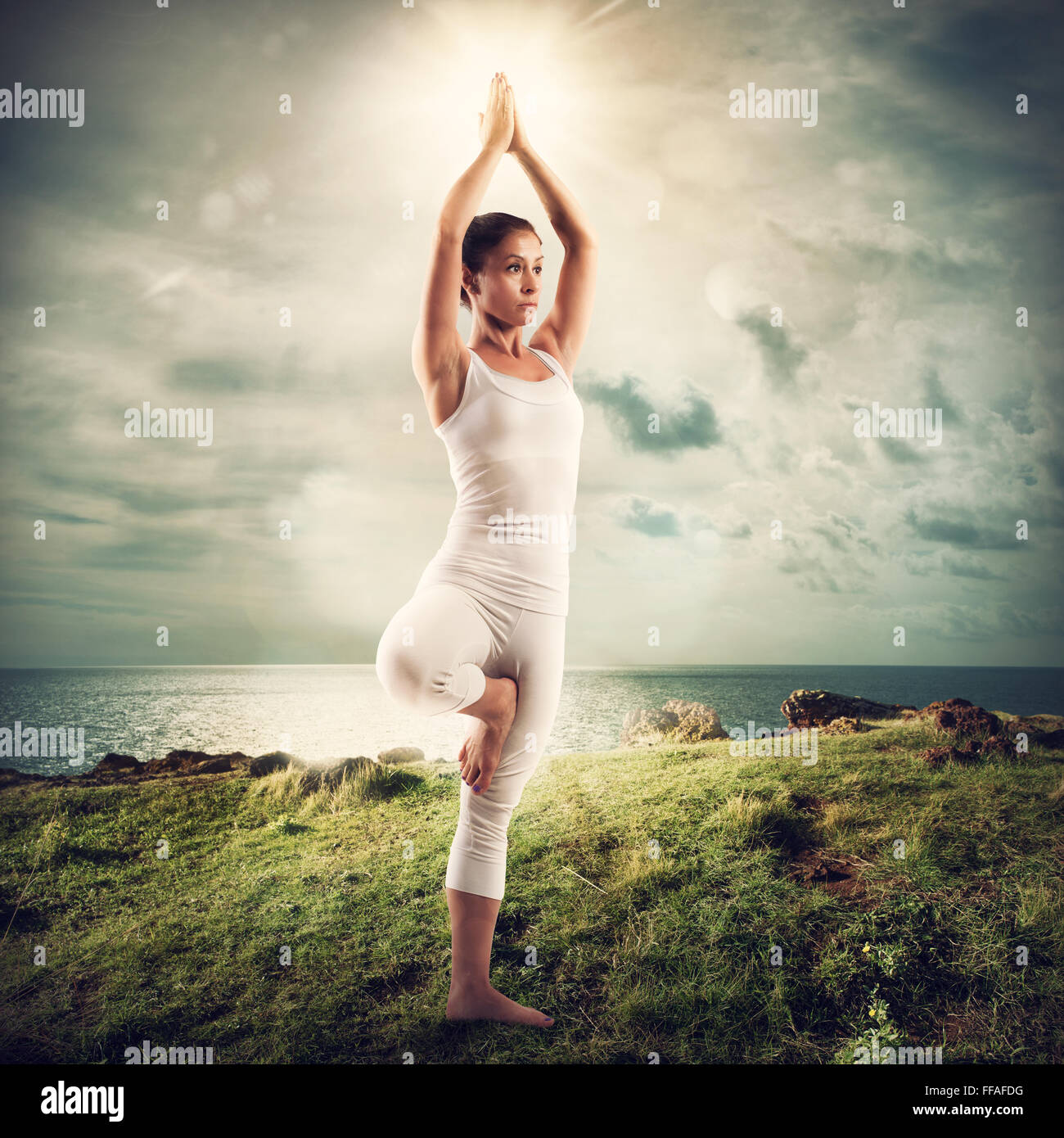 Yoga in einer Naturlandschaft Stockfoto