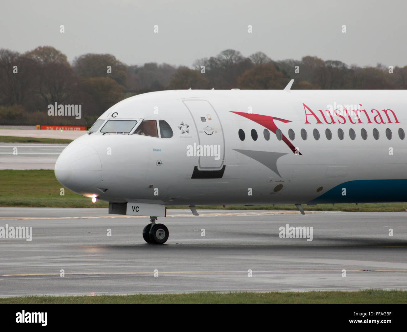 Austrian Airlines Fokker 100 mittelständische Twin-Turbinen-Kreiselbegläse Passagierflugzeug auf Manchester International Airport Asphalt Rollen. Stockfoto