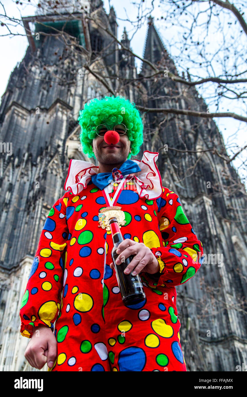Straße Karnevalsumzug und Party in Köln, Karneval Montag, Rosenmontag, Rosenmontag, Menschen in Kostümen, Stockfoto