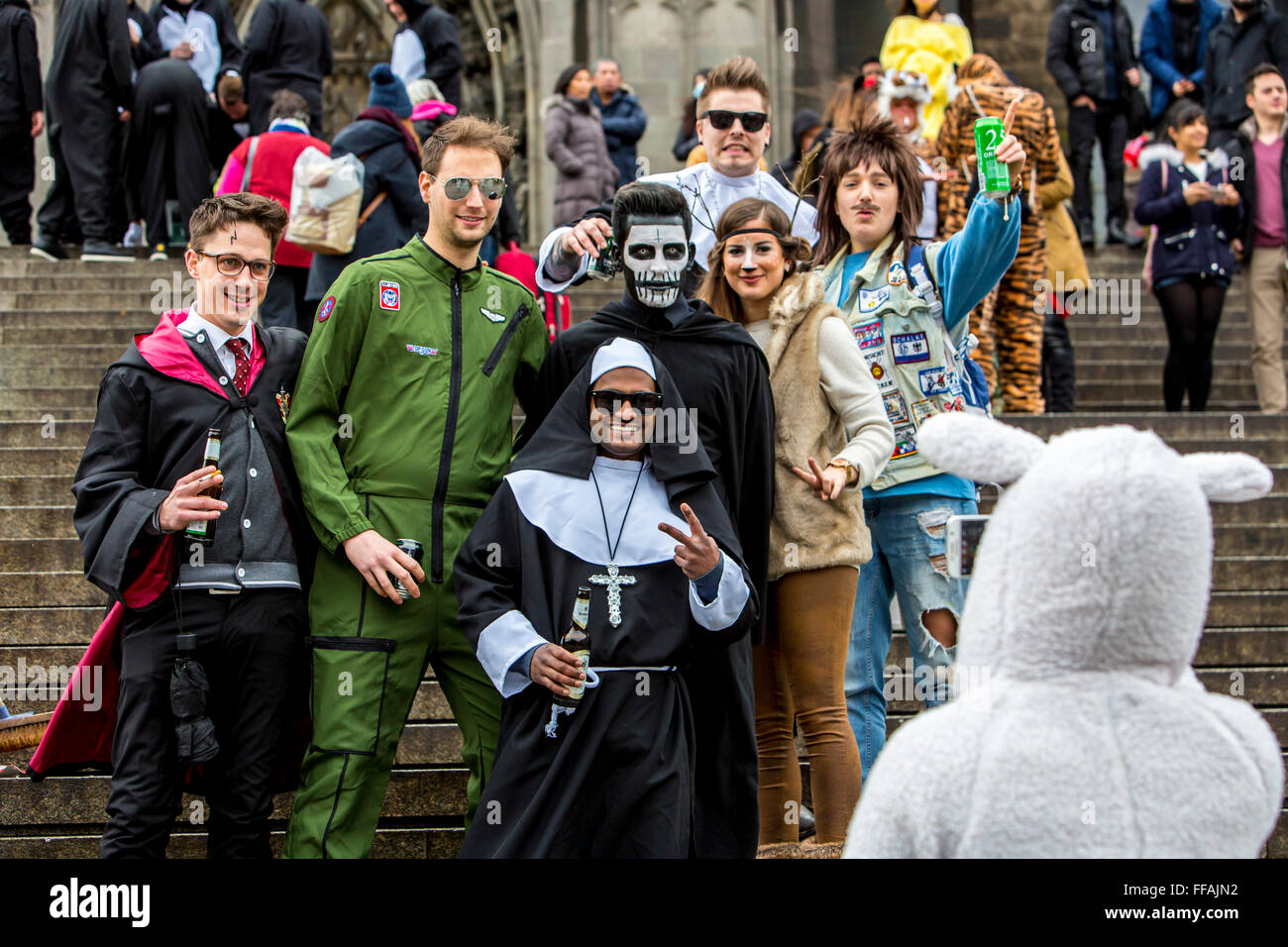 picture Köln Karneval Kostüm https www alamy de stockfoto strasse karnevalsumzug und party in koln karneval montag rosenmontag rosenmontag menschen in kostumen 95505902 html