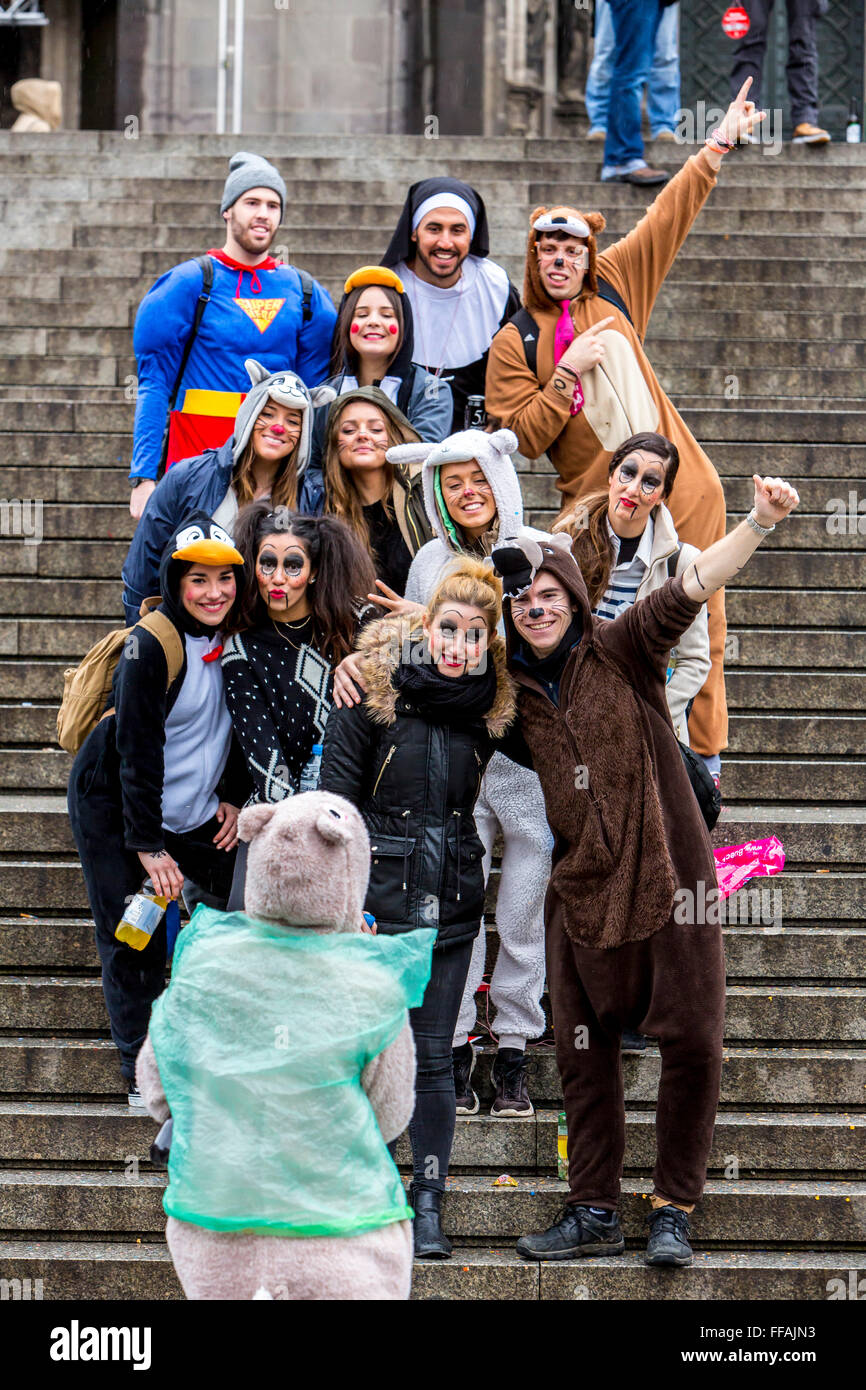 wallpapers Köln Karneval Kostüm https www alamy de stockfoto strasse karnevalsumzug und party in koln karneval montag rosenmontag rosenmontag menschen in kostumen 95505903 html