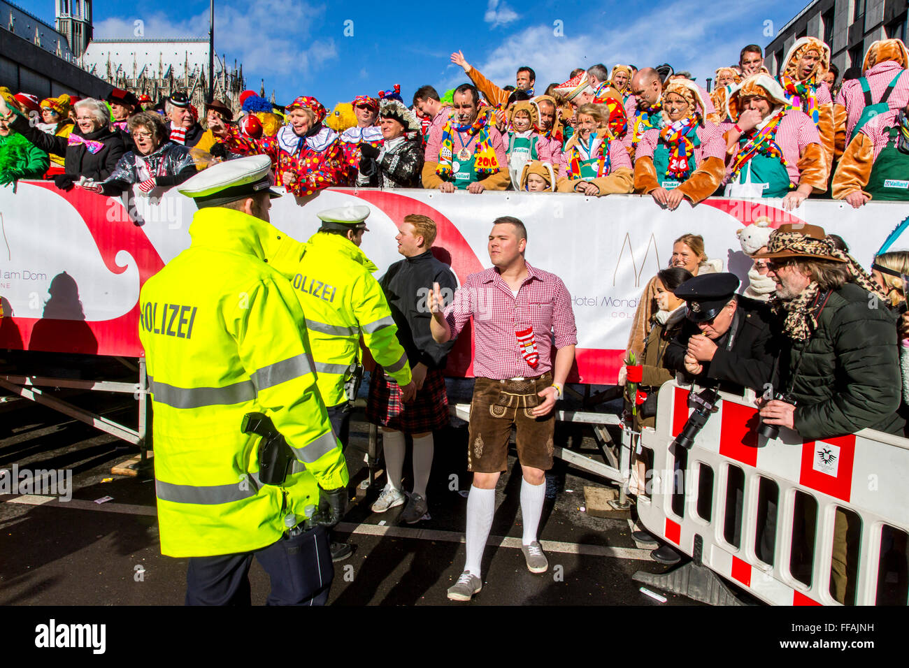 Polizeieinsatz beim Straßenkarneval in Köln, während Rose Montag Parade, Polizisten im Dienst in der Stadt, Stockfoto