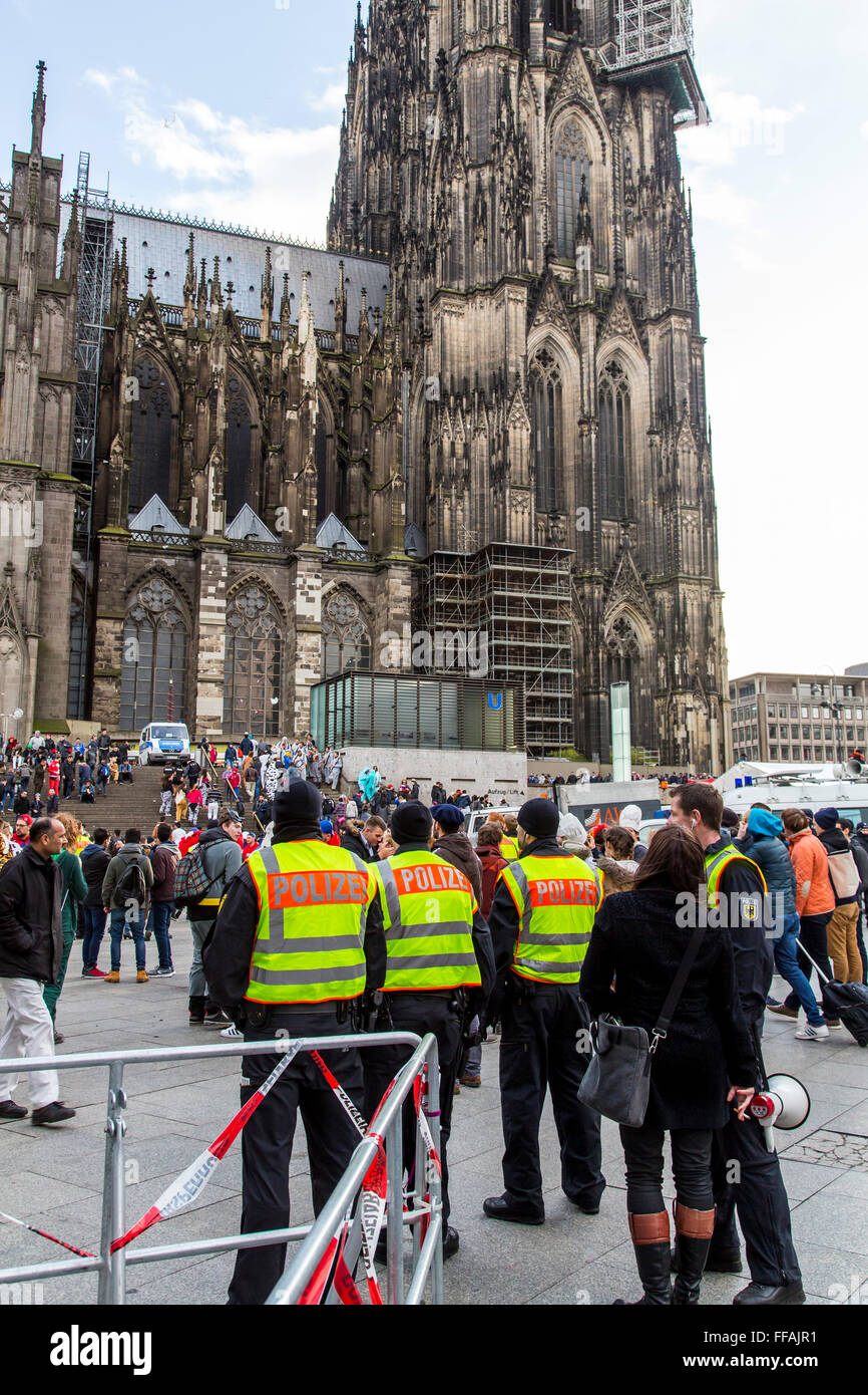 Polizeieinsatz beim Straßenkarneval in Köln, während Rose Montag Parade, Polizisten im Dienst in der Stadt, Stockfoto