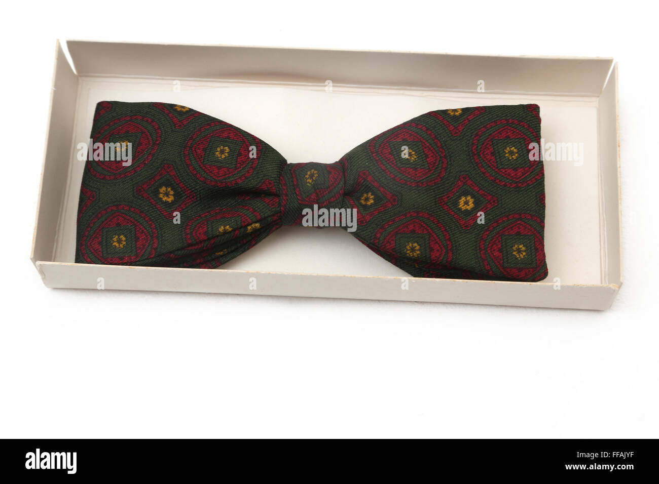 Grüne, rote und gelbe Fliege In einer Box Stockfoto