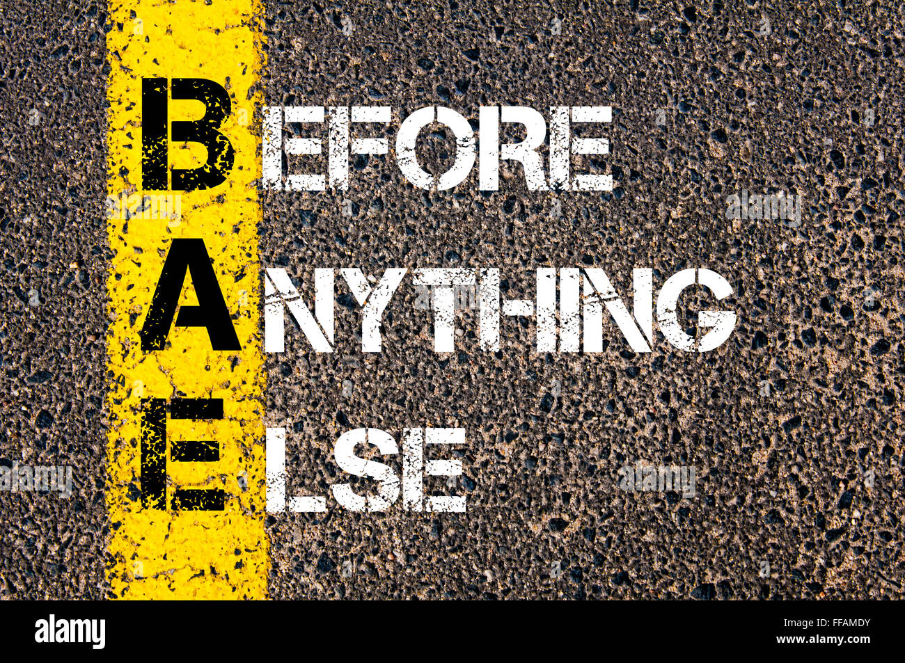 Konzept-Bild des Business Akronym BAE vor Anything Else über Straße Markierung gelber Farbe geschrieben Stockfoto