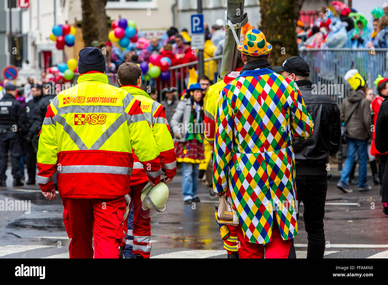 Sanitäter teams beim Straßenkarneval in Köln, während Rose Montag Parade, medizinische Versorgung, Stockfoto