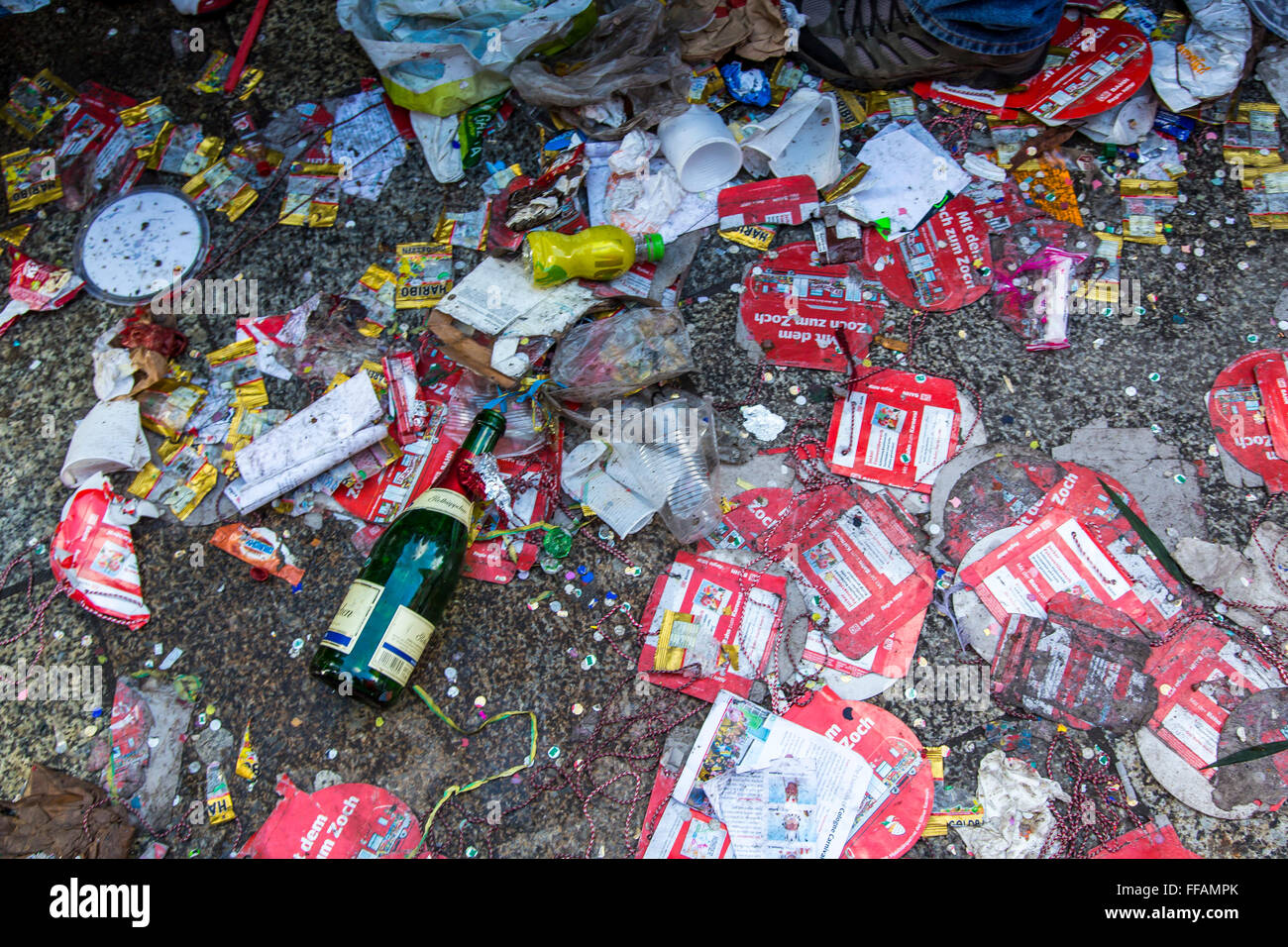 Straße Karnevalsumzug und Party in Köln, Karneval Montag, Rosenmontag, Rosenmontag, bleibt, Müll auf Straße Stockfoto
