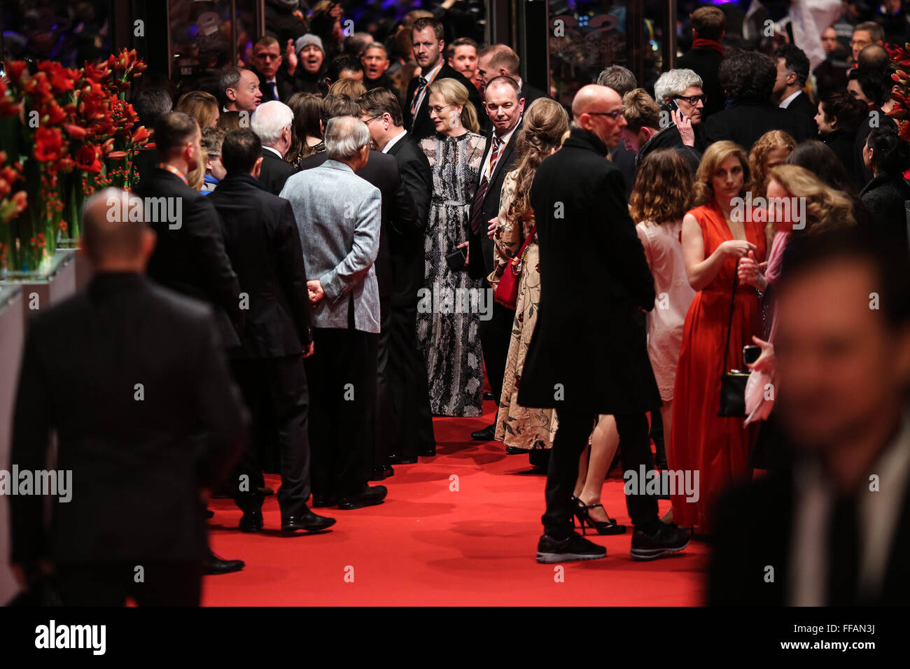 Berlin, Deutschland. 11. Februar 2016. Jury-Präsident Meryl Streep (C) Spaziergänge auf dem roten Teppich von der feierlichen Eröffnung der 66. Internationalen Filmfestspiele Berlinale in Berlin, Deutschland, 11. Februar 2016. Bildnachweis: Zhang Fan/Xinhua/Alamy Live-Nachrichten Stockfoto