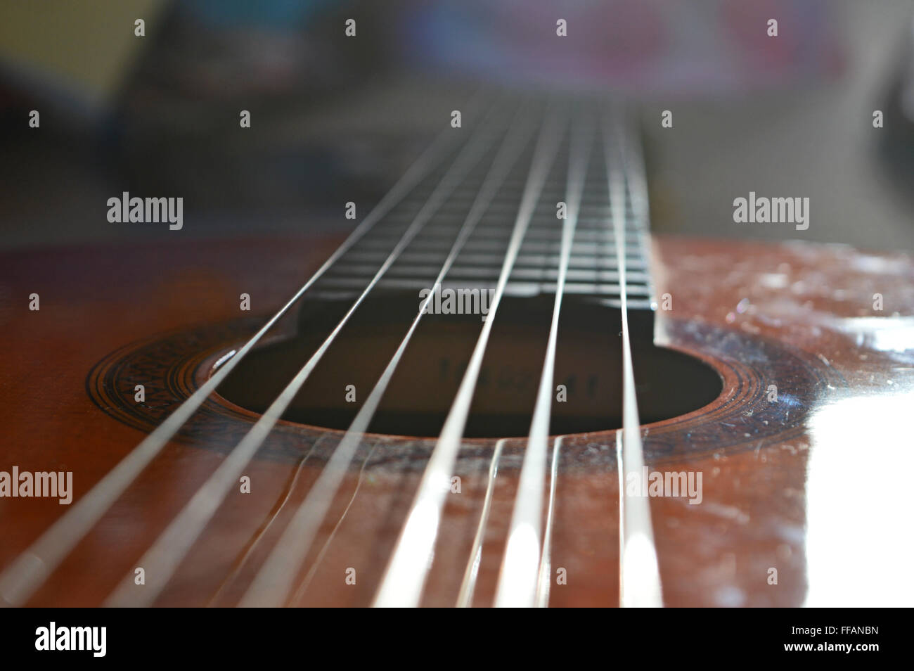 Nylon Schnur Konzertgitarre mit schwingenden Saiten entlang der Länge des Griffbretts angezeigt Stockfoto
