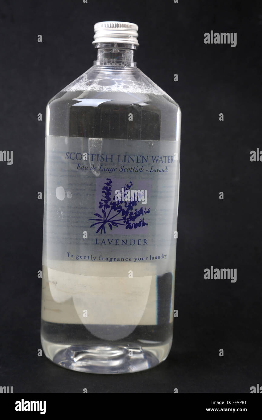 Eine Flasche schottischen Leinen Wasser Lavendel Duft Stockfoto