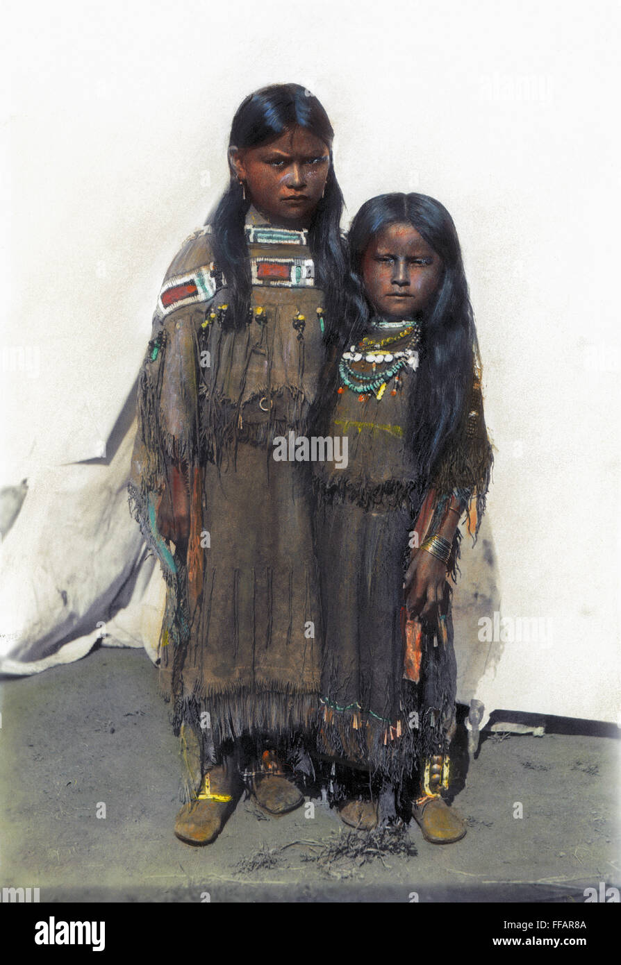 COMANCHE MÄDCHEN, 1892. /nThe Mädchen auf der linken Seite ist die Tochter von Quanah Parker. Öl über ein Foto, 1892. Stockfoto