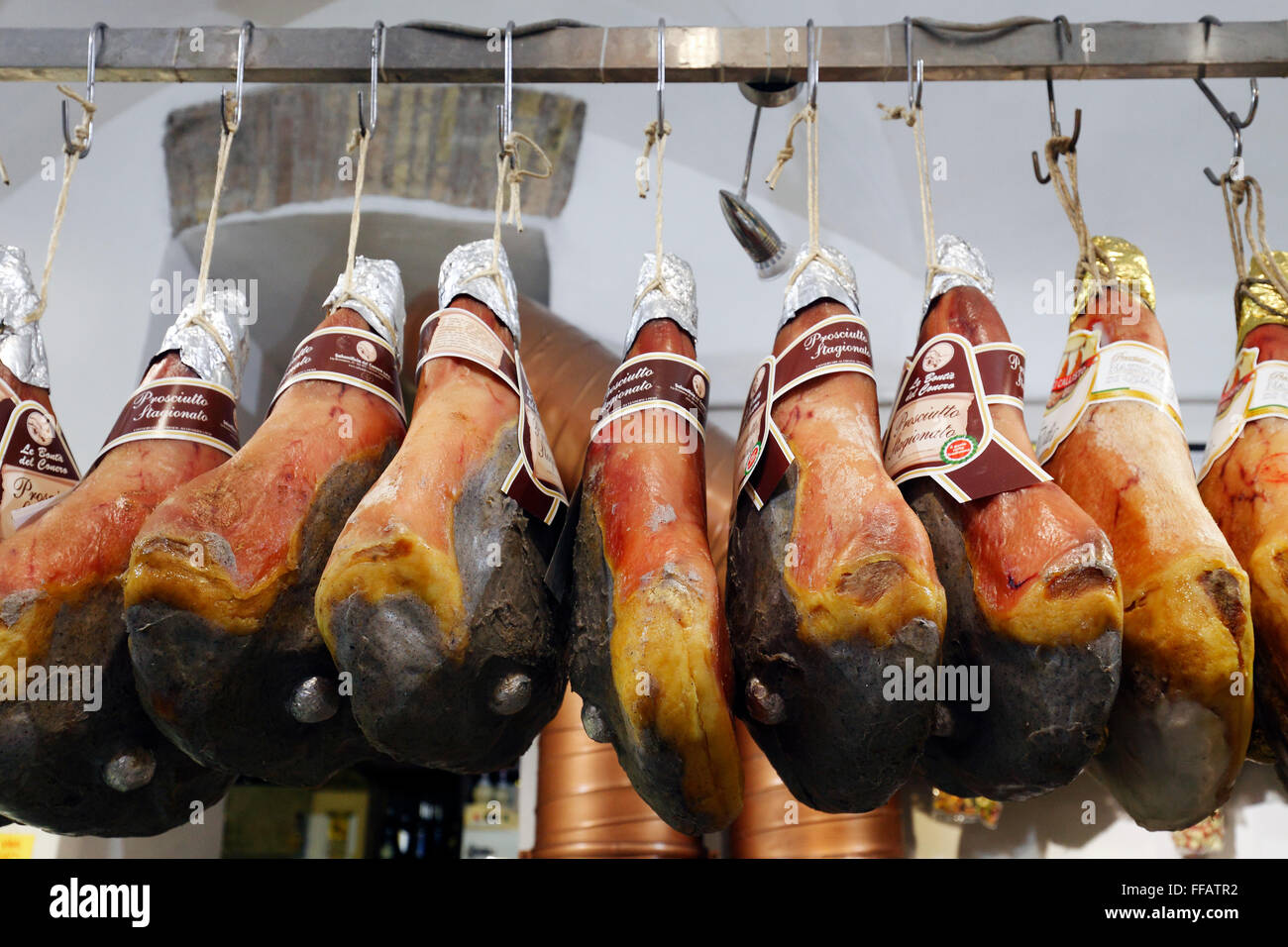 Parma Schinken in einem Deli, Rom, Italien Stockfoto