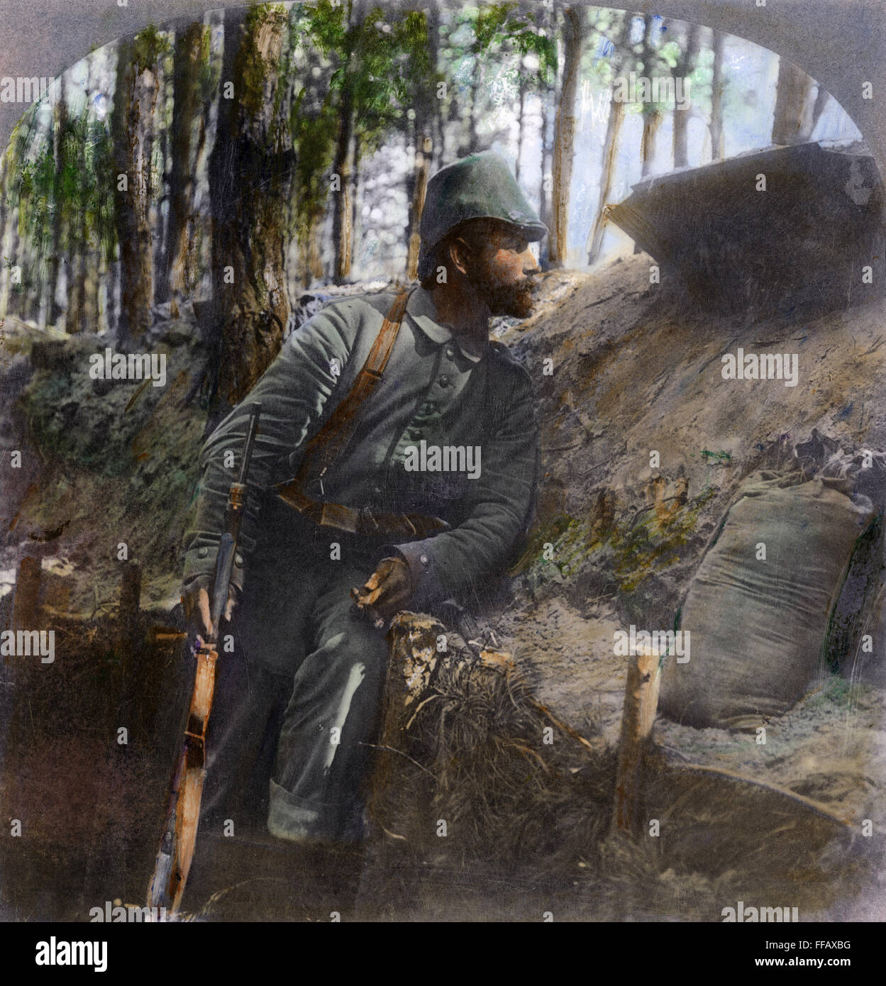 WWI: DEUTSCHER SOLDAT, 1916. NUM deutsche Soldat auf Uhr aus seinem Graben an der russischen Front 1916. Öl über ein Foto. Stockfoto