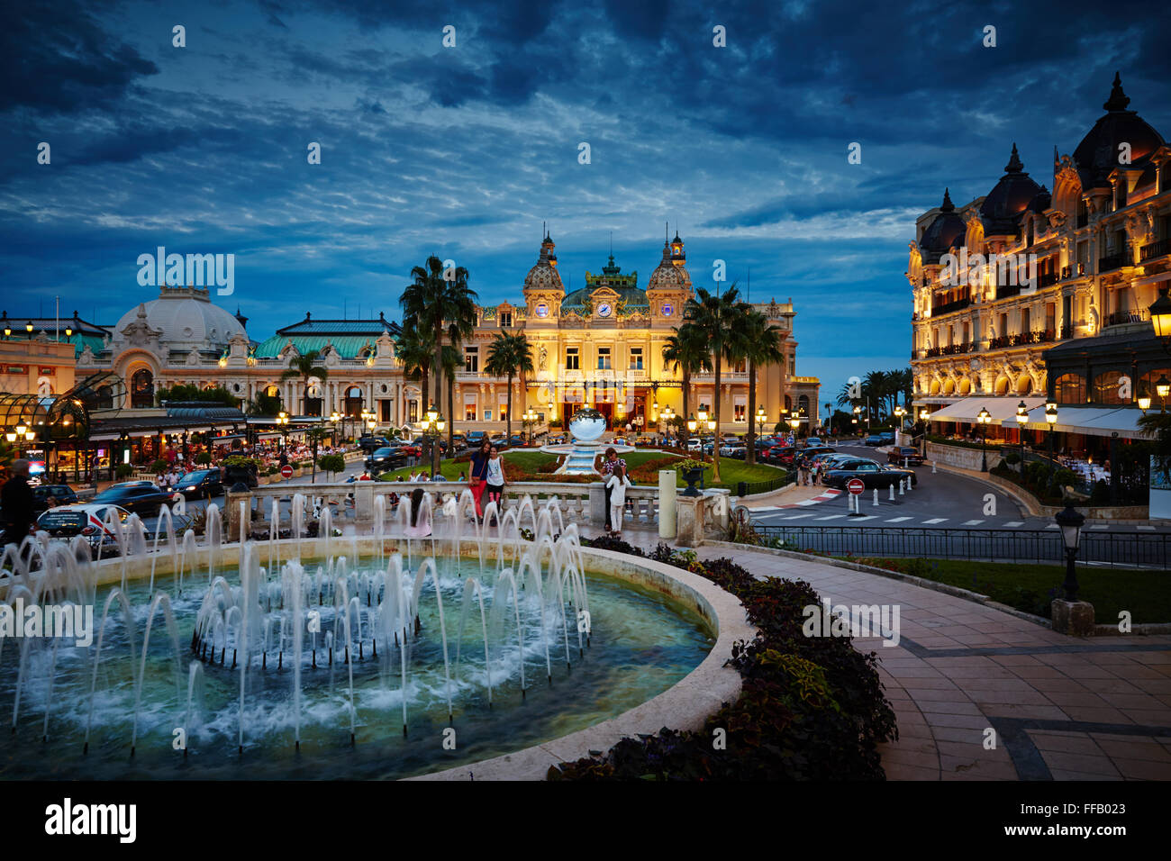 Monaco, Monte-Carlo, 04.09.2015: Casino Monte-Carlo in der Nacht, Hotel de Paris, Nachtbeleuchtung, Luxusautos, Spieler, tour Stockfoto