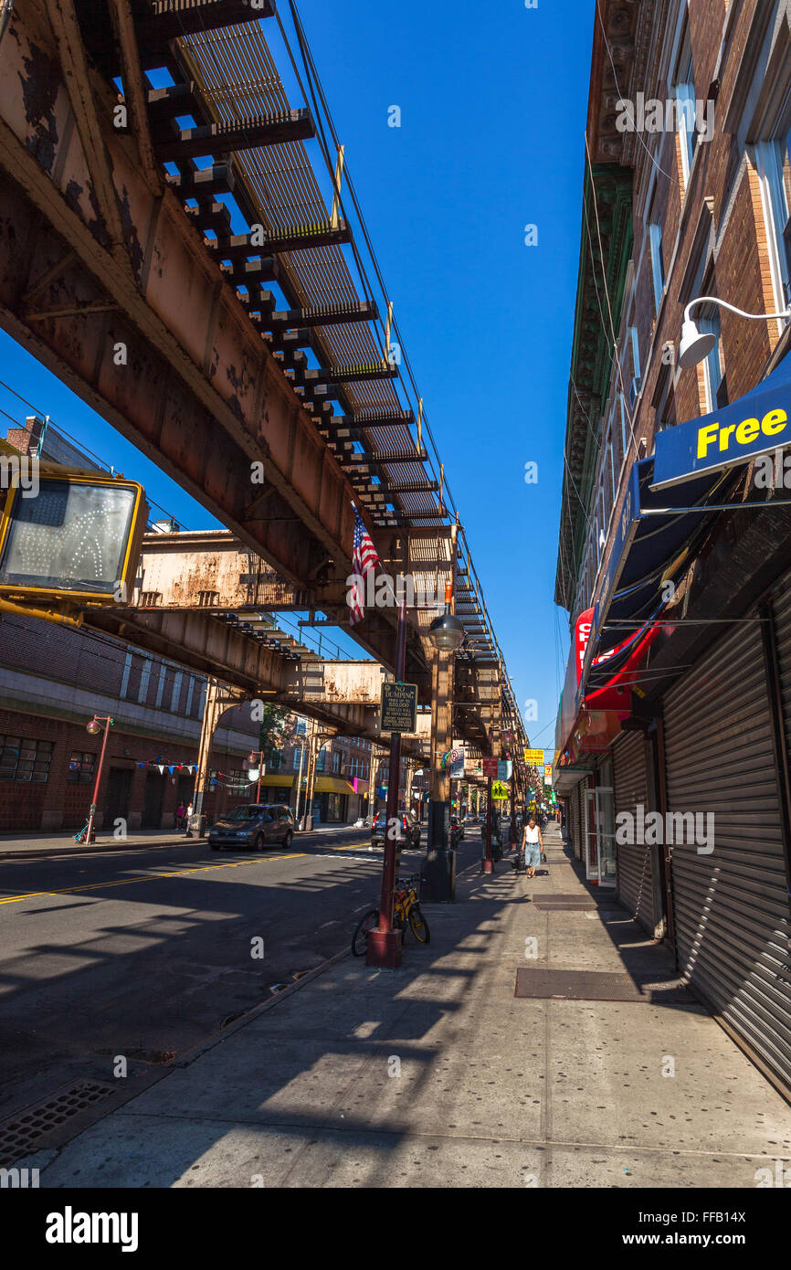 Erhöhten u-Bahn Strecken, Jamaica Avenue, Queens, New York City, USA Stockfoto