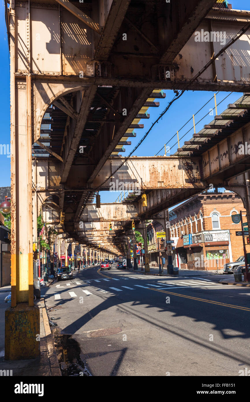 Erhöhten u-Bahn Strecken, Jamaica Avenue, Queens, New York City, USA Stockfoto