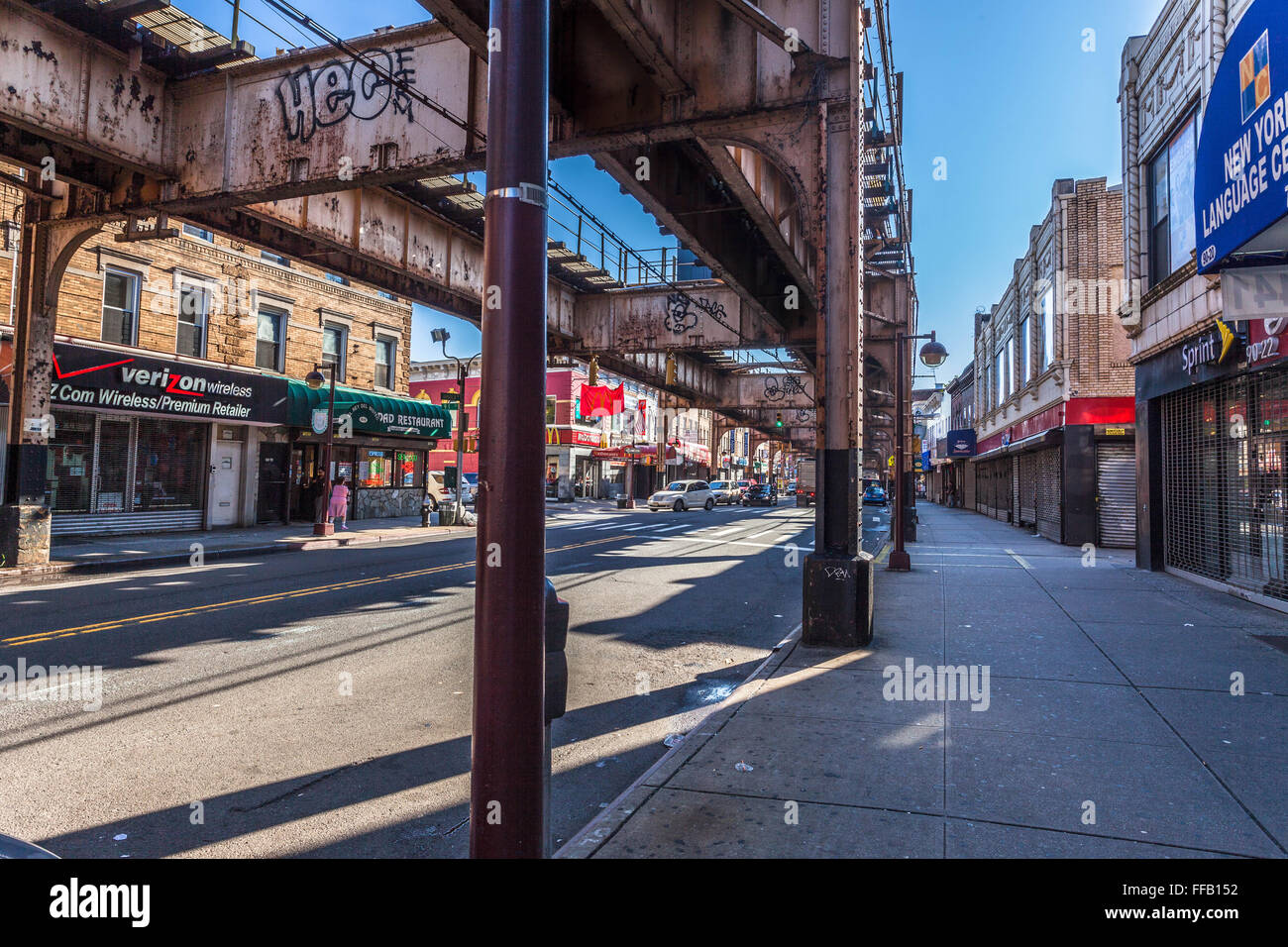 Erhöhte U-Bahn-Gleise, Jamaica Avenue, Queens, New York City, USA. Stockfoto