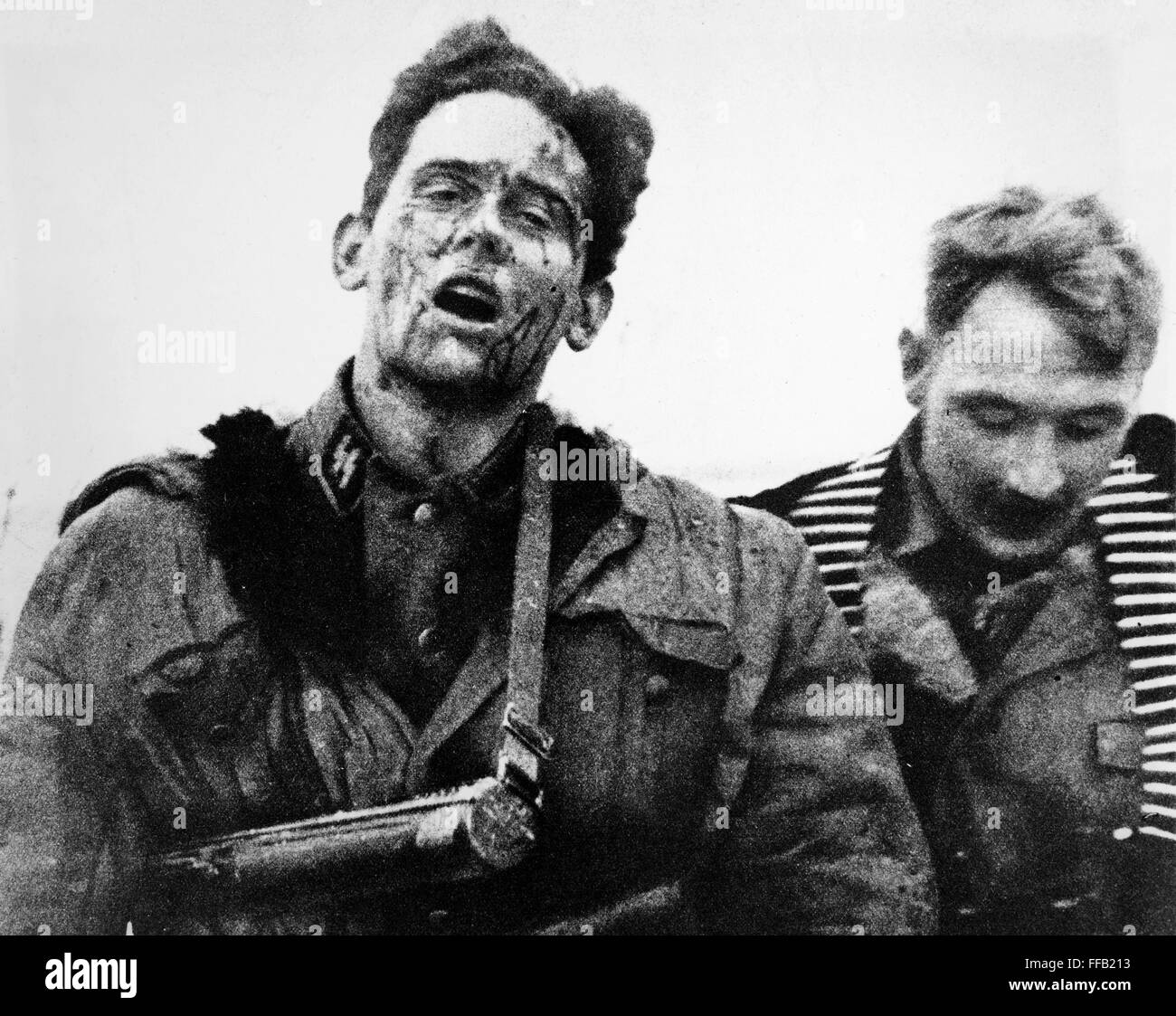 DEUTSCHE Soldaten, c1943. /nWounded deutsche Soldaten der Waffen-SS an der Ostfront während des zweiten Weltkriegs, c1943. Stockfoto