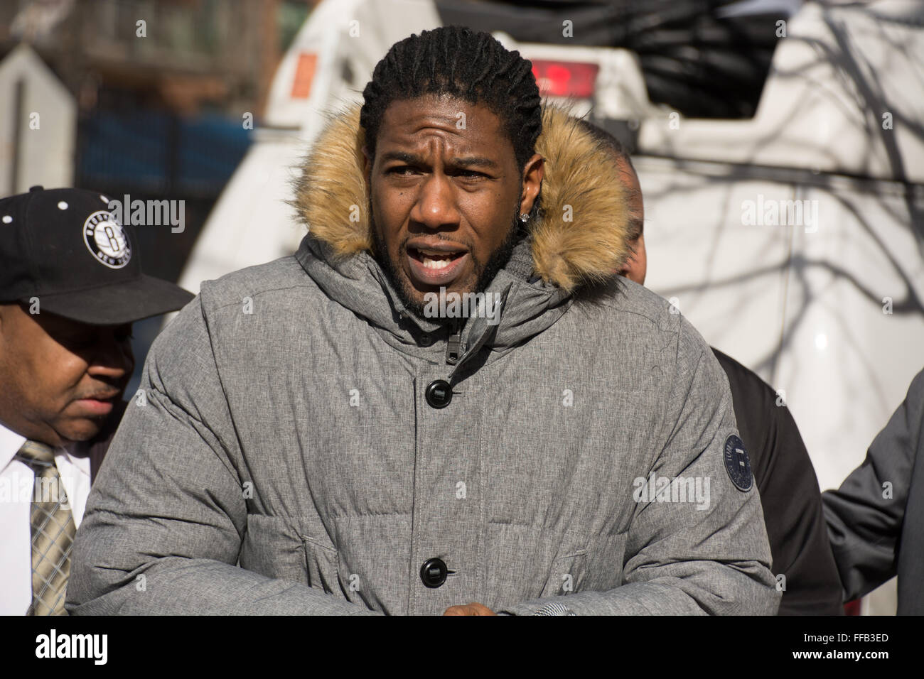 Brooklyn, USA. 11. Februar 2016. Jumaane Williams, New York City Council Member für Brooklyn, spricht auf einer Pressekonferenz in Ocean Hill, Brooklyn gegen die jüngste Flut von Messer-Gewalt in der Stadt. Bildnachweis: M. Stan Reaves/Alamy Live-Nachrichten Stockfoto