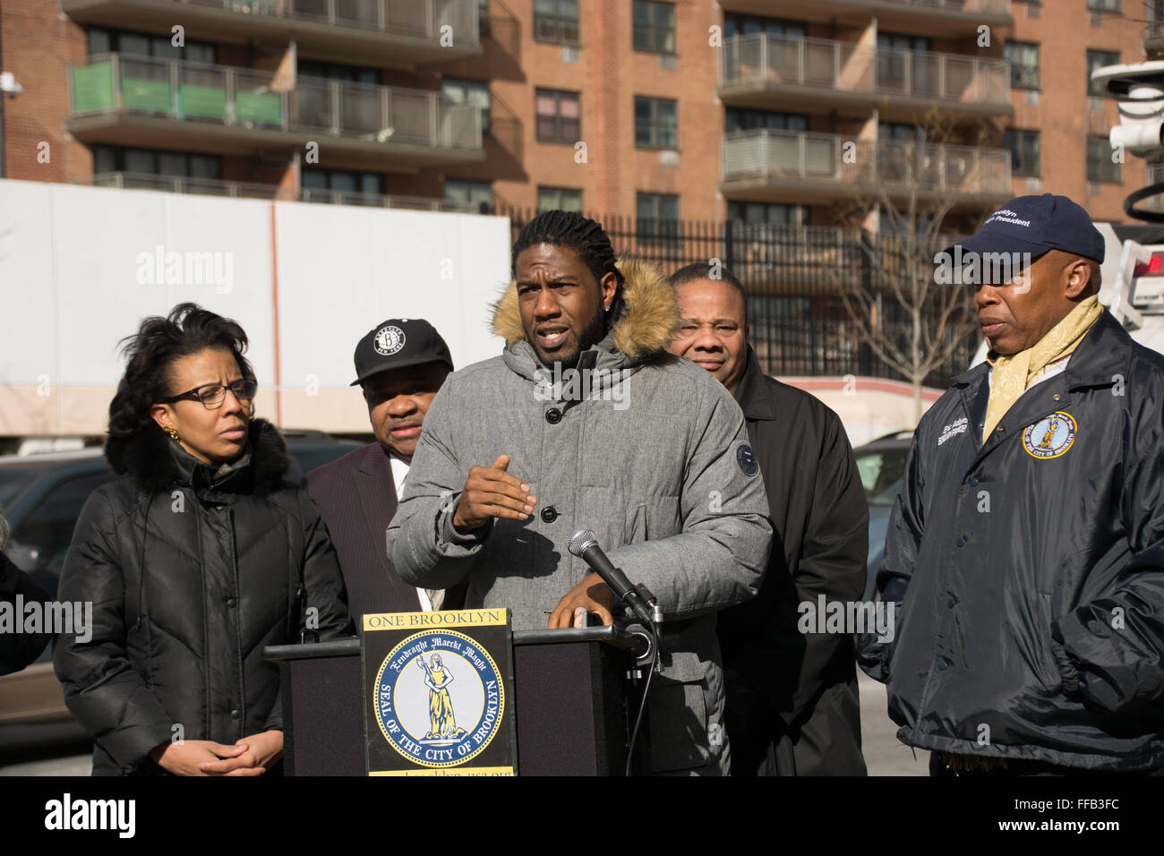 Brooklyn, USA. 11. Februar 2016. Jumaane Williams, New York City Council Member für Brooklyn, spricht auf einer Pressekonferenz in Ocean Hill, Brooklyn gegen die jüngste Flut von Messer-Gewalt in der Stadt. Bildnachweis: M. Stan Reaves/Alamy Live-Nachrichten Stockfoto