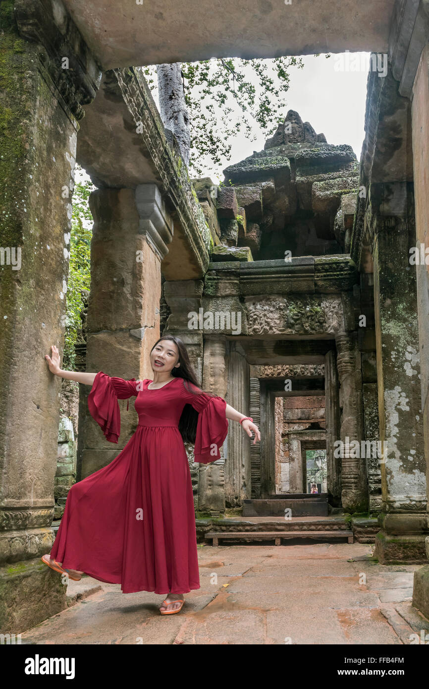 Auffallend eine spontane Pose, East Gate, Ta Prohm Tempel, Angkor Thom, Siem Reap, Kambodscha Stockfoto