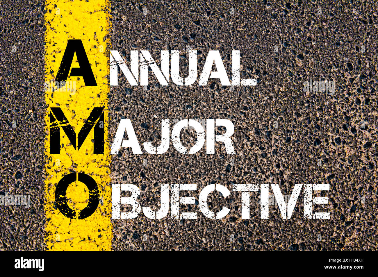Konzept-Bild des Business Abkürzung AMO jährlichen großen Ziels über Straße Markierung gelber Farbe geschrieben Stockfoto