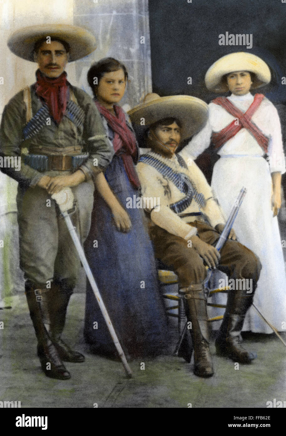 MEXIKANISCHE REVOLUTIONÄRE. /nTwo mexikanische revolutionäre Paare. Öl über ein Foto, c1910. Stockfoto