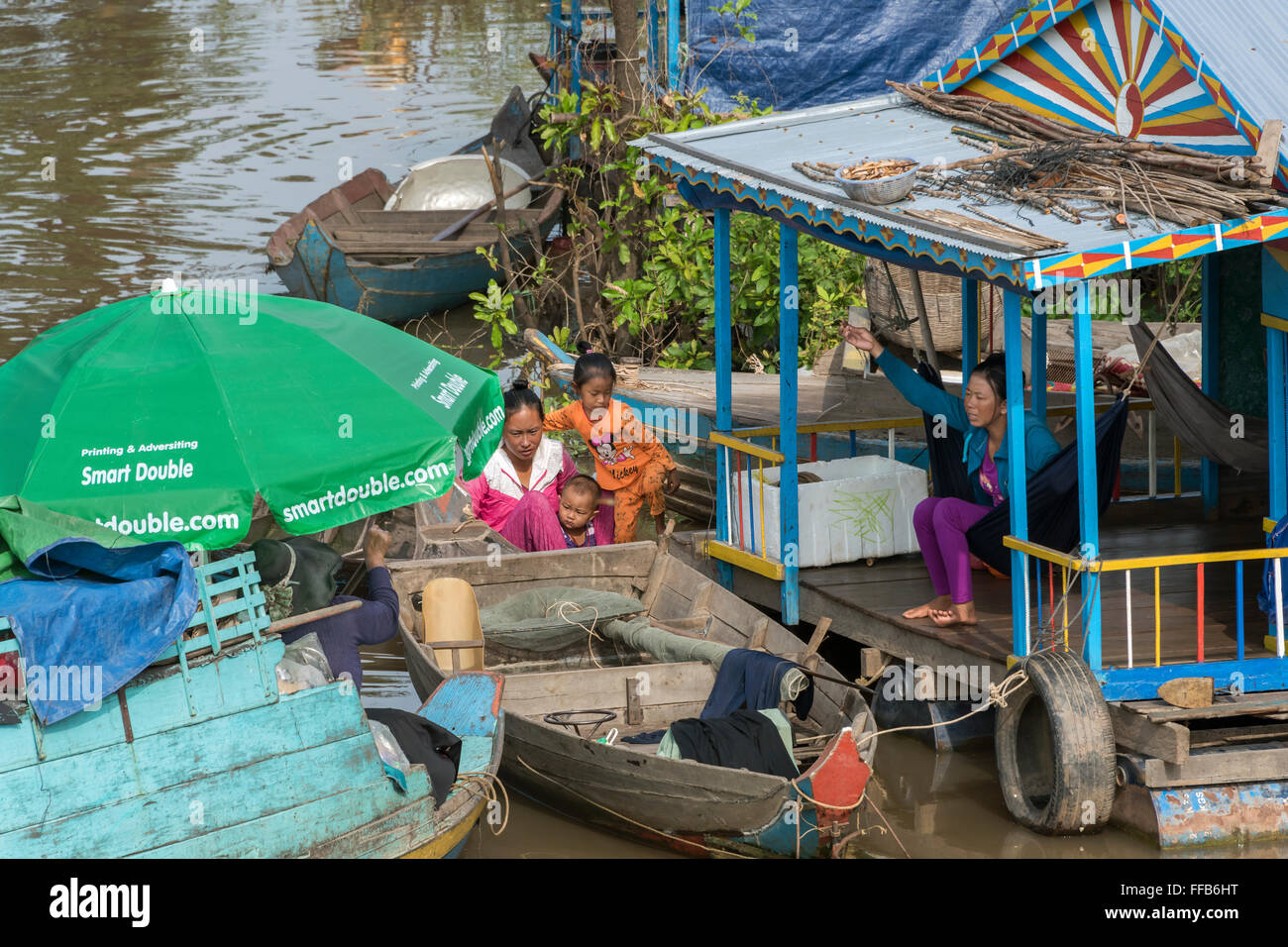 Einkaufsmöglichkeiten, Chong Khneas schwimmenden Dorf, Siem-Reap-Fluss, Kambodscha Stockfoto