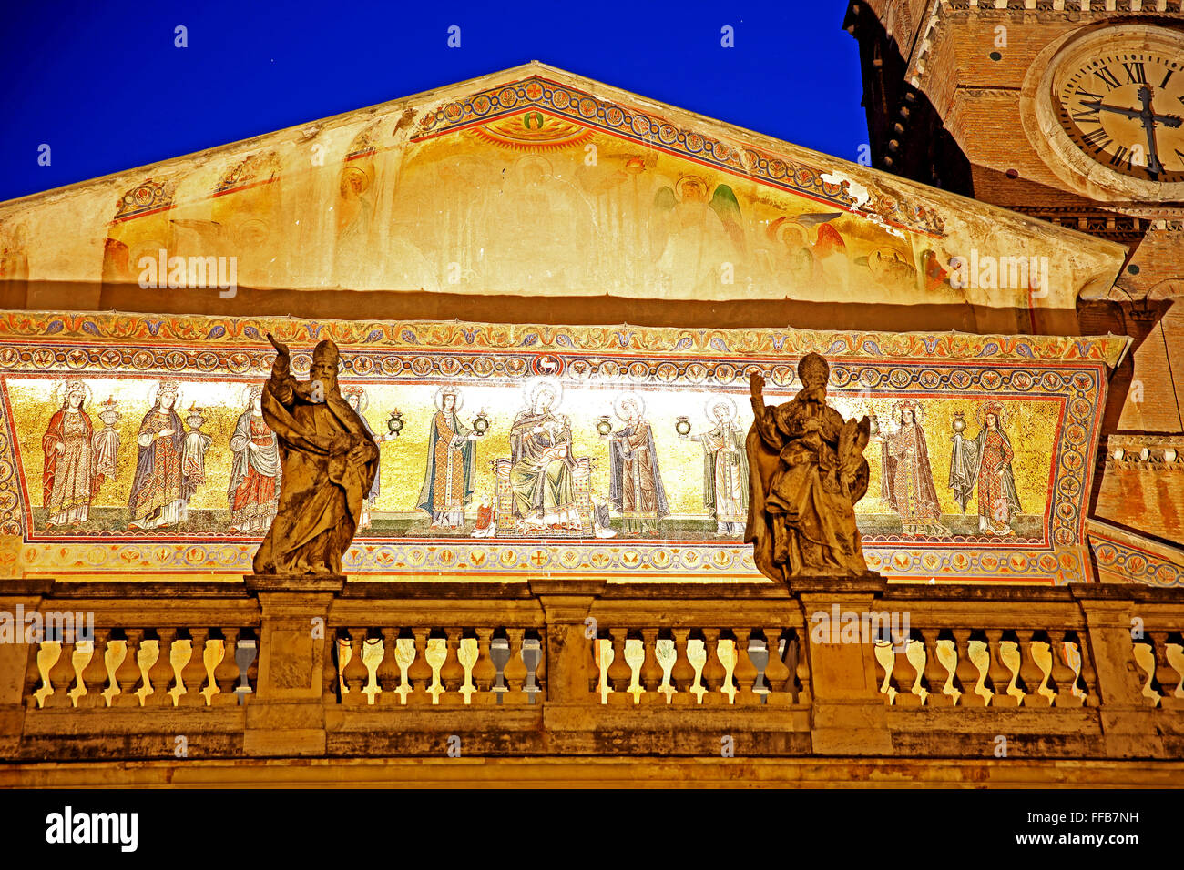 Santa Maria in Trastevere mit seinen goldenen Mosaiken in Rom in der Nacht Leuchten. Stockfoto