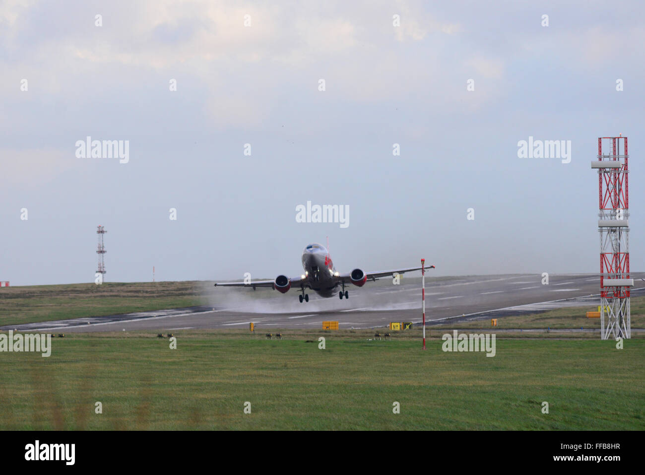 Ein Jet2 Flugzeug am Flughafen Leeds Bradford ausziehen. Bild: Scott Bairstow/Alamy Stockfoto
