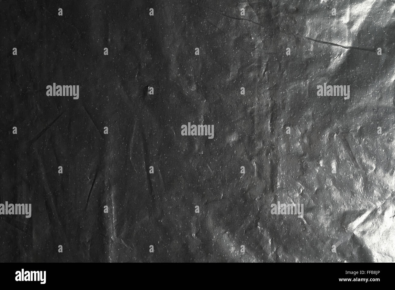 schwarz glänzend zerknitterter Folie als Hintergrund Stockfotografie - Alamy