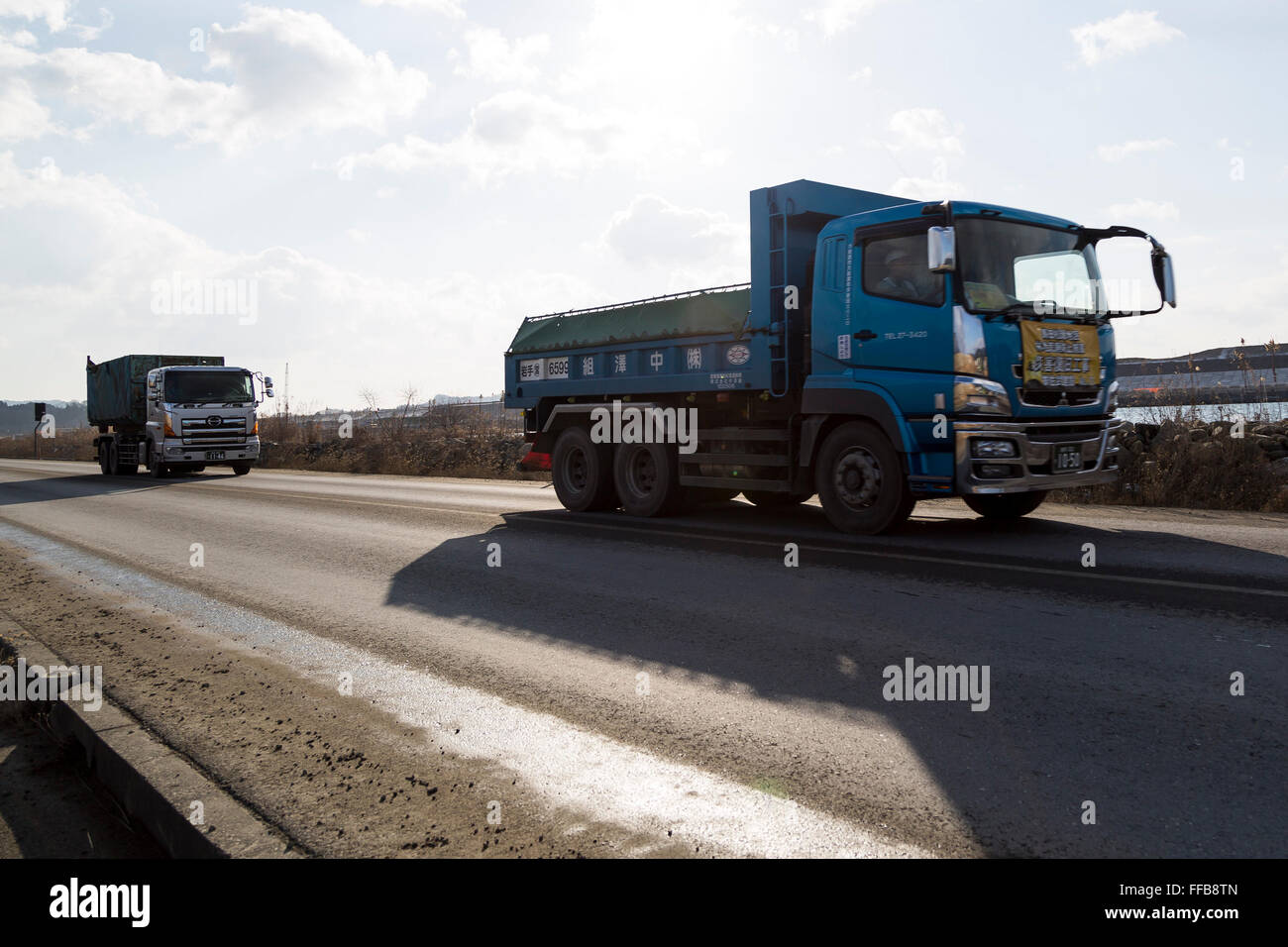 Ein LKW führt vorbei an einem Bauschild direkt an der Autobahn in Rikuzentakata am 10. Februar 2016, Präfektur Iwate, Japan. Rikuzentakahata war eines der schlimmsten hit Städte von 2011 Tohoku Erdbeben und Tsunami mit mehr als 1.700 Einwohner ihr Leben verlieren. 5 Jahre auf die Anstrengungen zum Wiederaufbau wird fortgesetzt. © Rodrigo Reyes Marin/AFLO/Alamy Live-Nachrichten Stockfoto