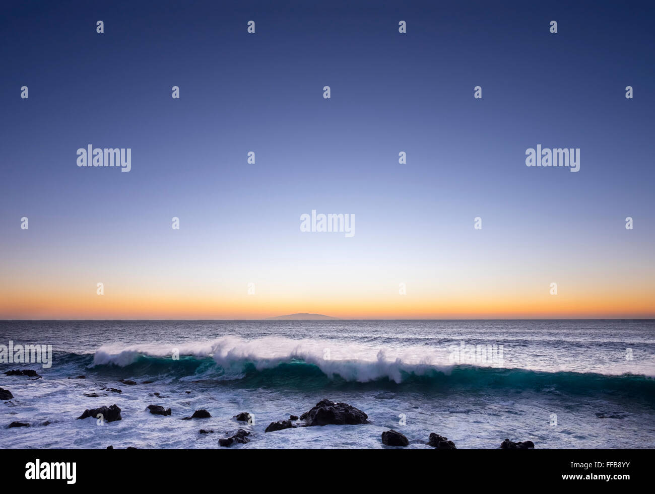Ocean Wave, Surf, Dämmerung, Insel El Hierro hinter Valle Gran Rey, La Gomera, Kanarische Inseln, Spanien Stockfoto