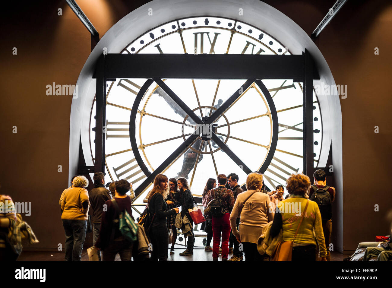 Große Uhr und Menschen, Musée d ' Orsay, Paris, Ile de France, Frankreich Stockfoto