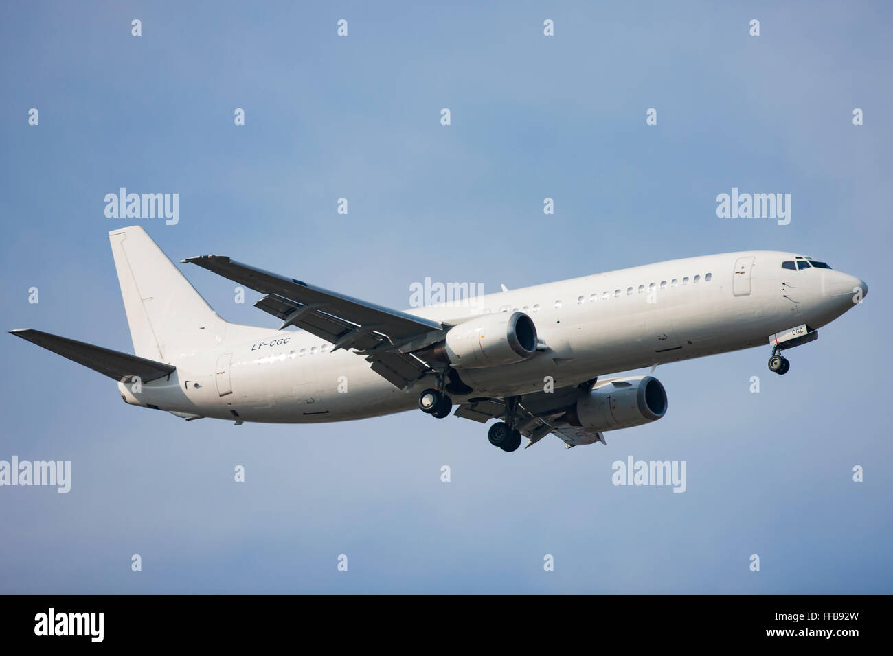 Weiße Verkehrsflugzeug, ungekennzeichnete oder leer, im Flug Stockfoto