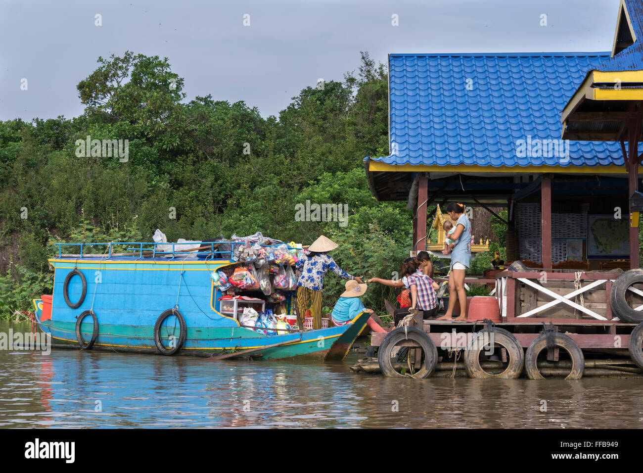 Kauf von waren aus dem Krimskrams Boot, Chong Khneas schwimmenden Dorf, Siem-Reap-Fluss, Kambodscha Stockfoto
