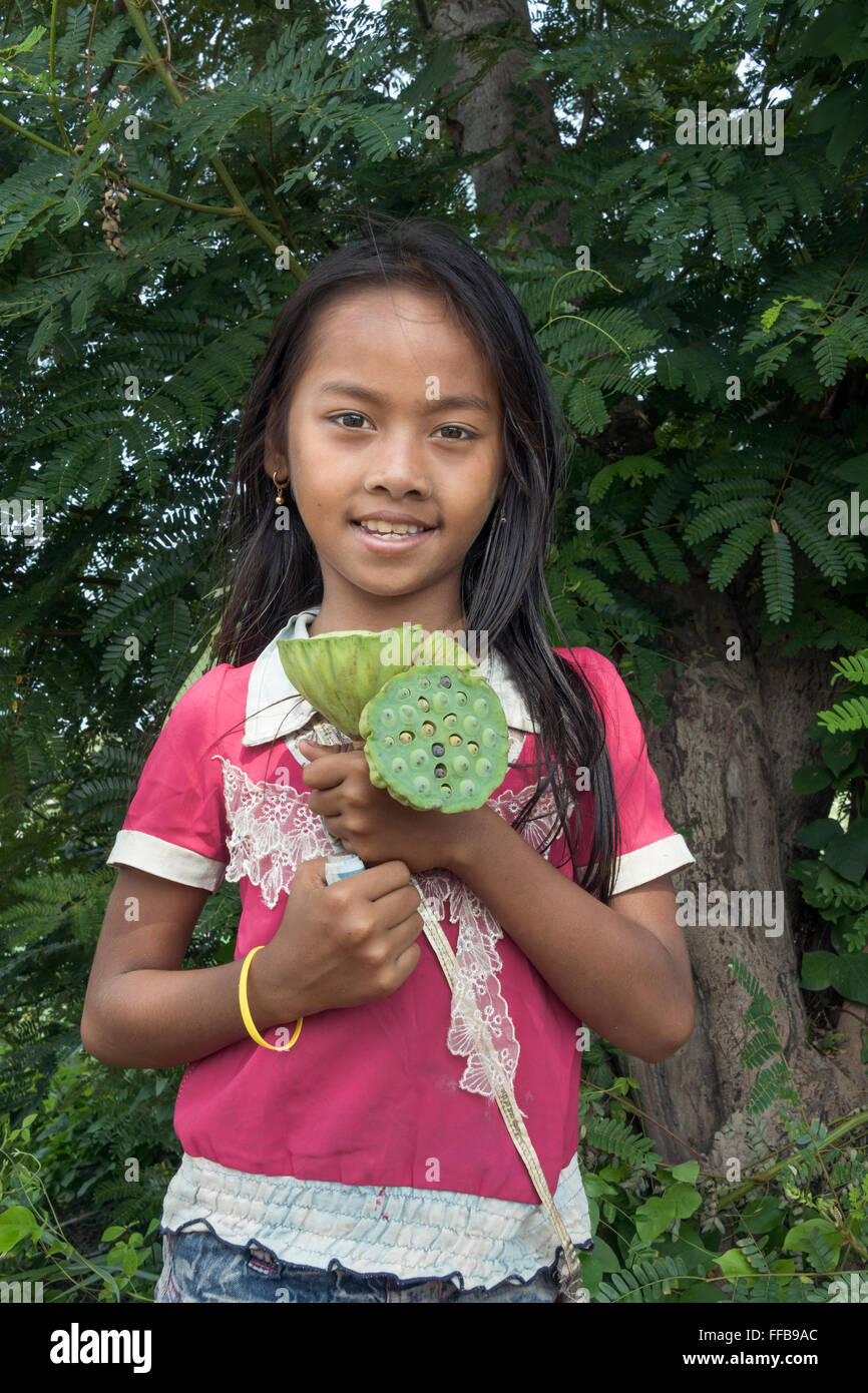 Kleines Mädchen verkaufen Lotossamen, Tonle Sap-Bereich, Siem Reap, Kambodscha Stockfoto