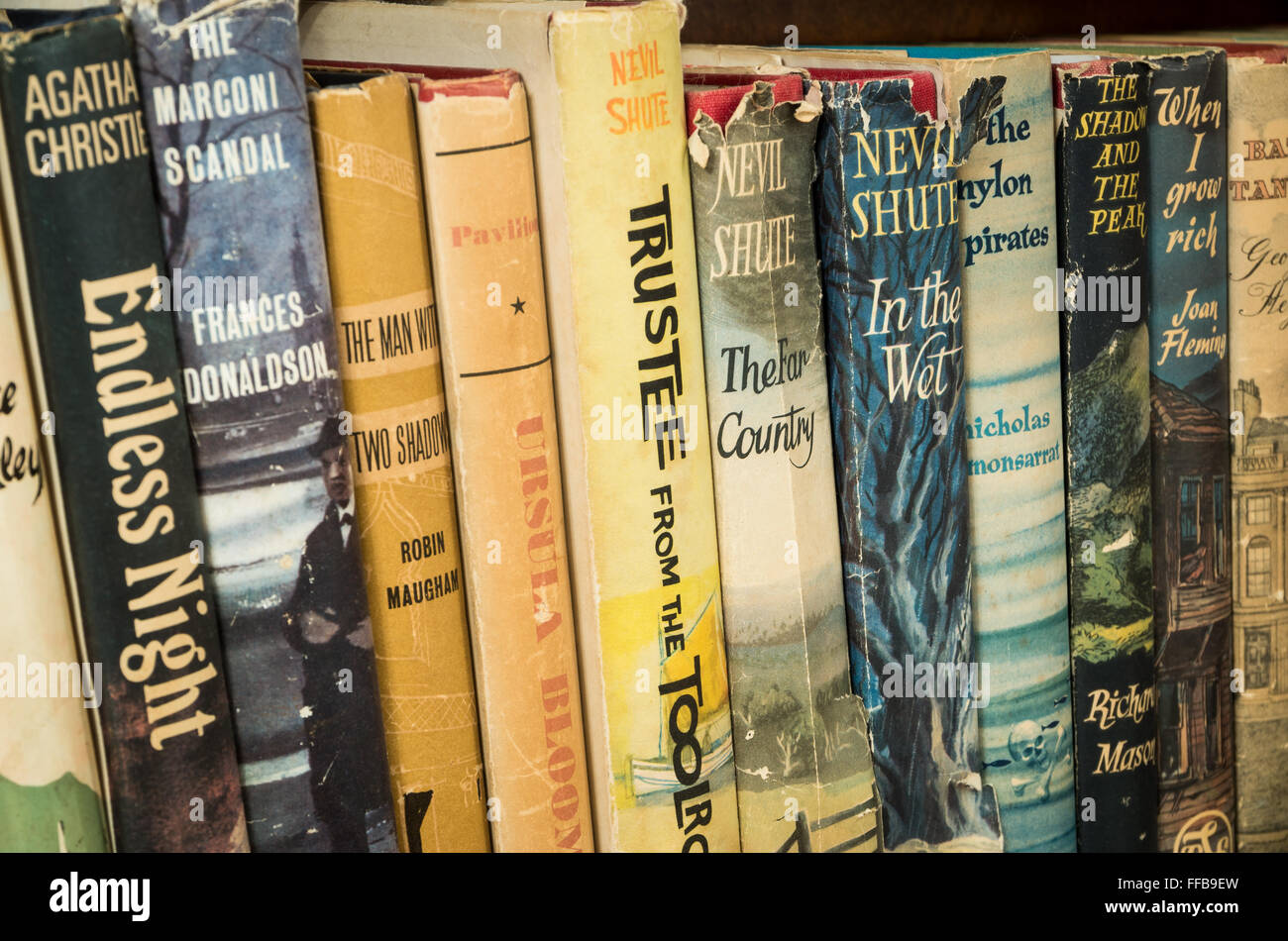 Vintage und Retro-Bücher im Regal, darunter Autoren wie Nevil Shute, Agatha Christie und Frances Donaldson. Stockfoto