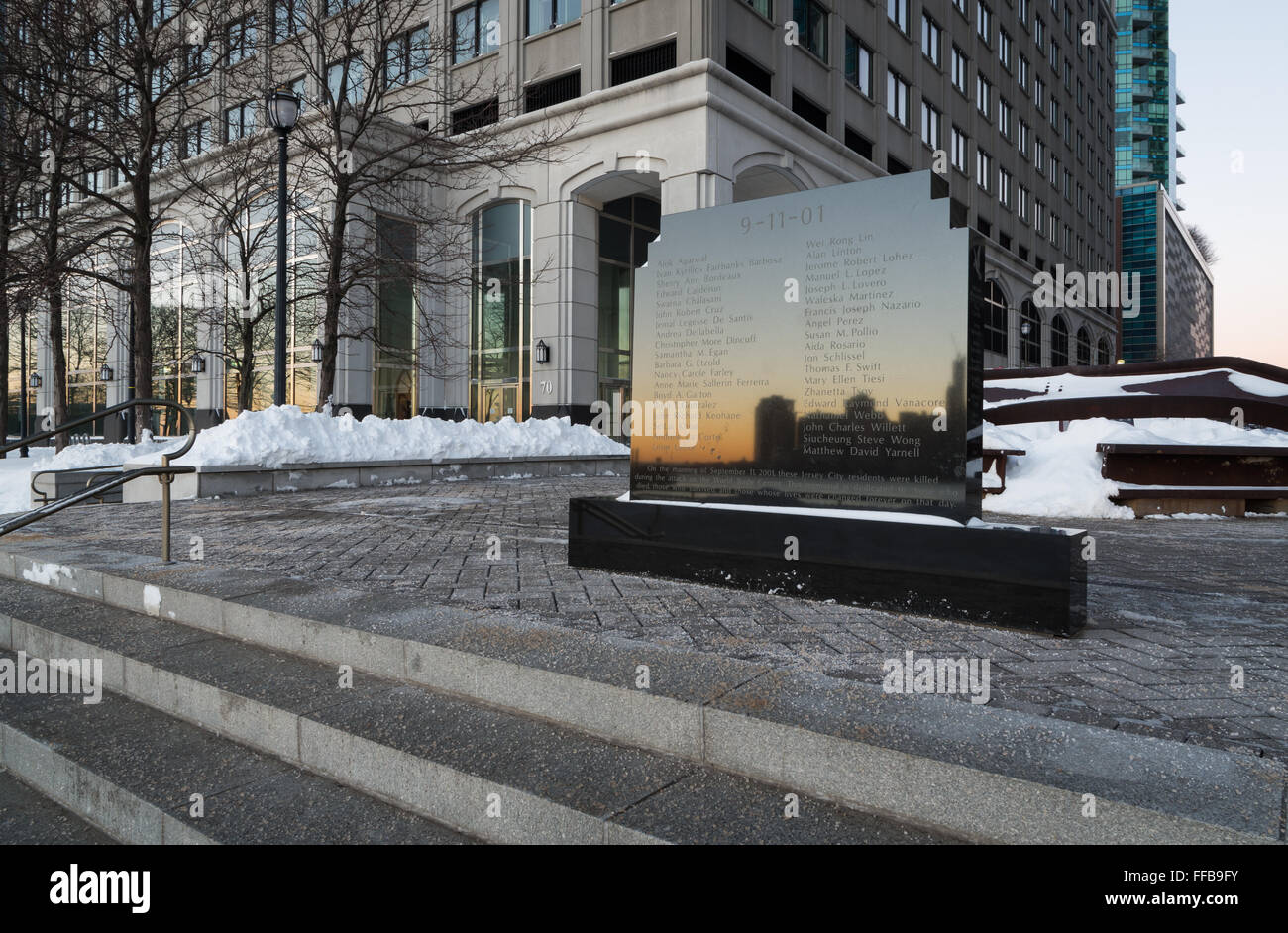 Der Sonnenaufgang spiegelt sich in Jersey City Memorial bis zum 11. September nach starkem Schneefall. Stockfoto