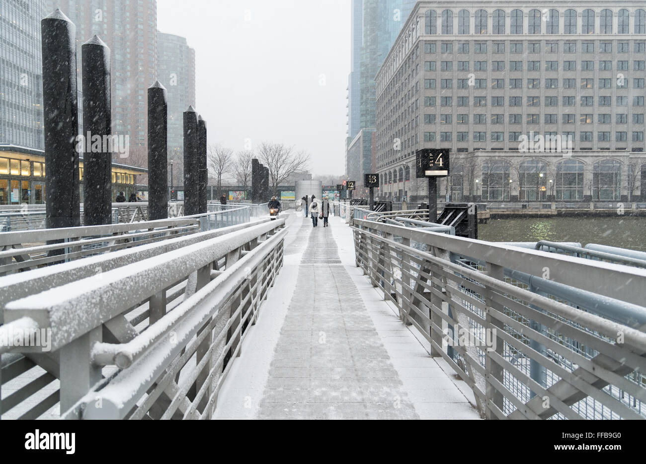 Schnee fällt und Verlegung auf die Paulus Hook-Fährterminal, suchen in Exchange Place. Stockfoto