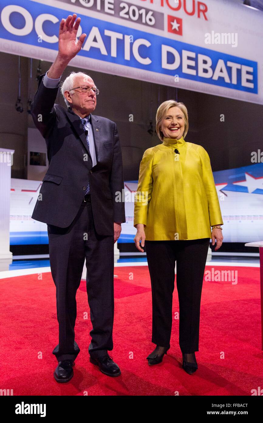 Milwaukee, Wisconsin, USA. 11. Februar 2016. Demokratischen Präsidentschaftskandidaten BERNIE SANDERS (L) und HILLARY CLINTON ankommen auf der Bühne vor dem Beginn der PBS NewsHour demokratischen Präsidentschaftskandidaten-Debatte. Bildnachweis: Daniel DeSlover/ZUMA Draht/Alamy Live-Nachrichten Stockfoto