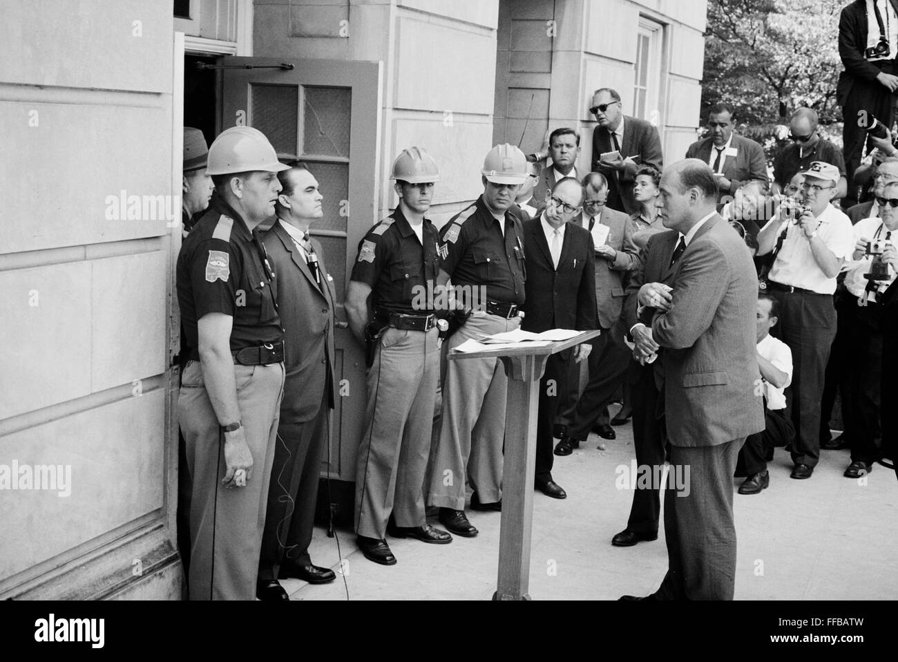 Alabama Gouverneur George Wallace blockieren ein Bundesbeschluss, der University of Alabama zu integrieren versucht. Das Foto zeigt Gouverneur Wallace standing trotzig an einer Tür während durch stellvertretende US Attorney General Nicholas Katzenbach konfrontiert. Juni 1963. Stockfoto