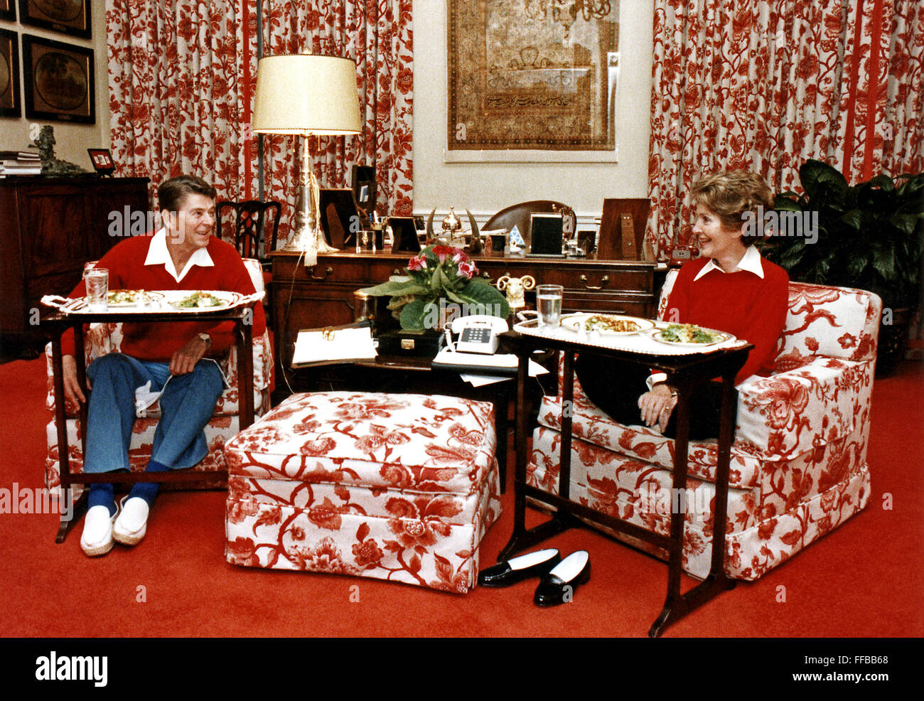 Die Reagans Essen auf TV Trays in der Residenz des weißen Hauses. Stockfoto