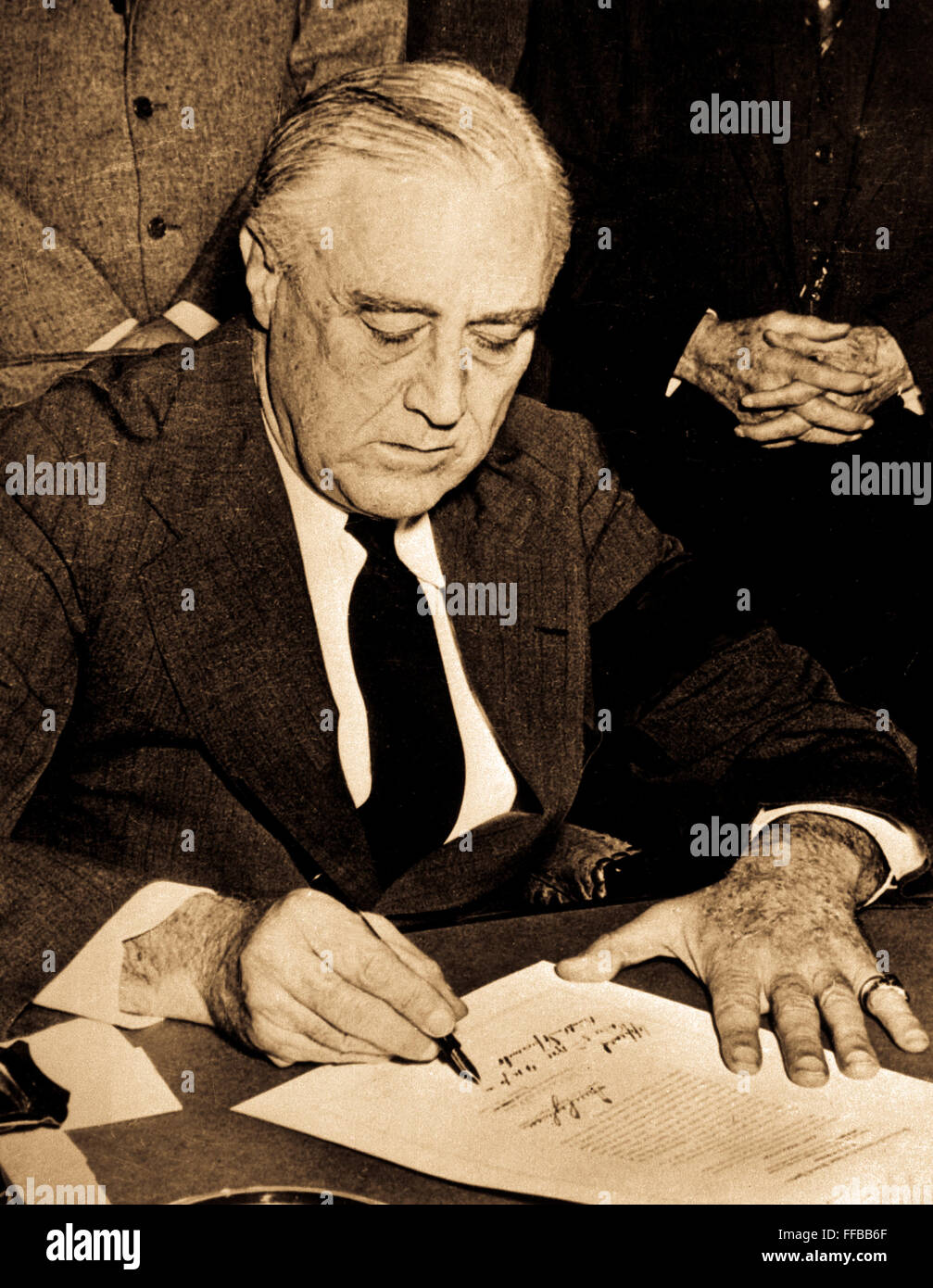 Präsident Franklin D. Roosevelt Unterzeichnung der Erklärung des Krieges gegen Japan, 8. Dezember 1941. Stockfoto