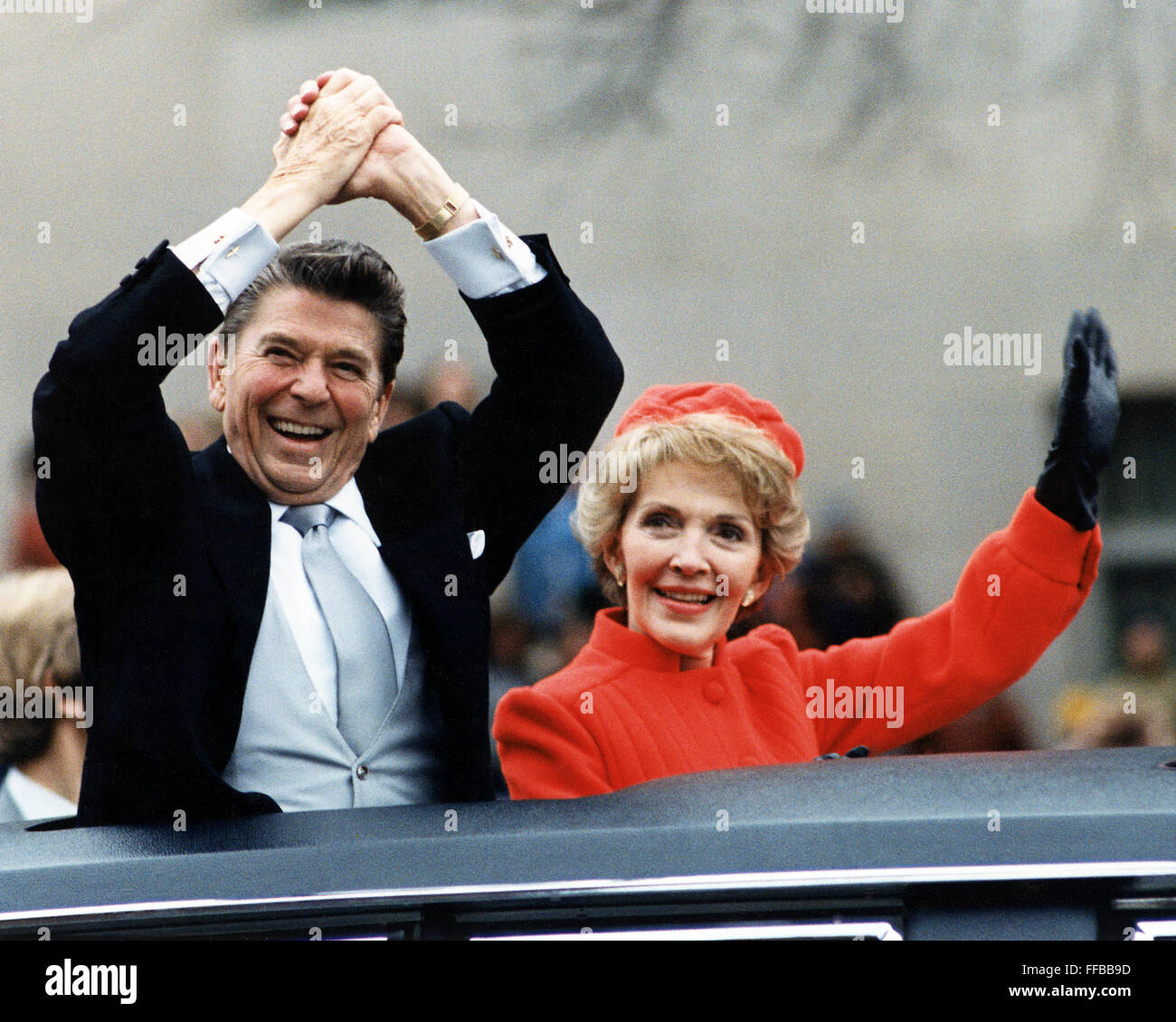 Die Reagans winken während der konstituierenden Parade am 20. Januar 1981. Stockfoto